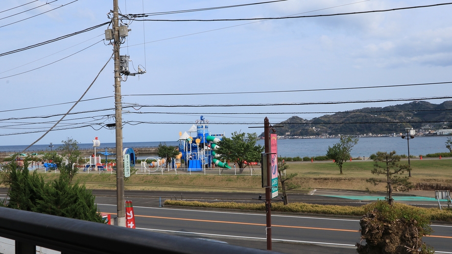 海側のお部屋やレストランからは相模湾と伊豆半島が望めます