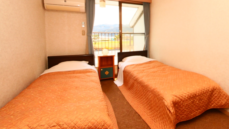 ２階客室海側ツイン◆伊豆の海を望めるシンプルなお部屋です