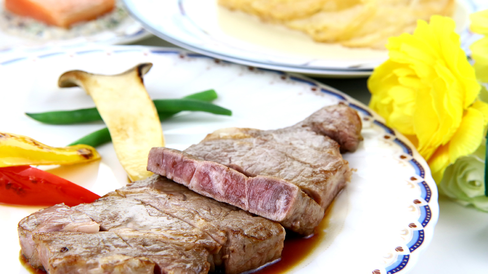 夕食◆肉汁たっぷりのサーロインステーキを自家製ソースと一緒にお楽しみください