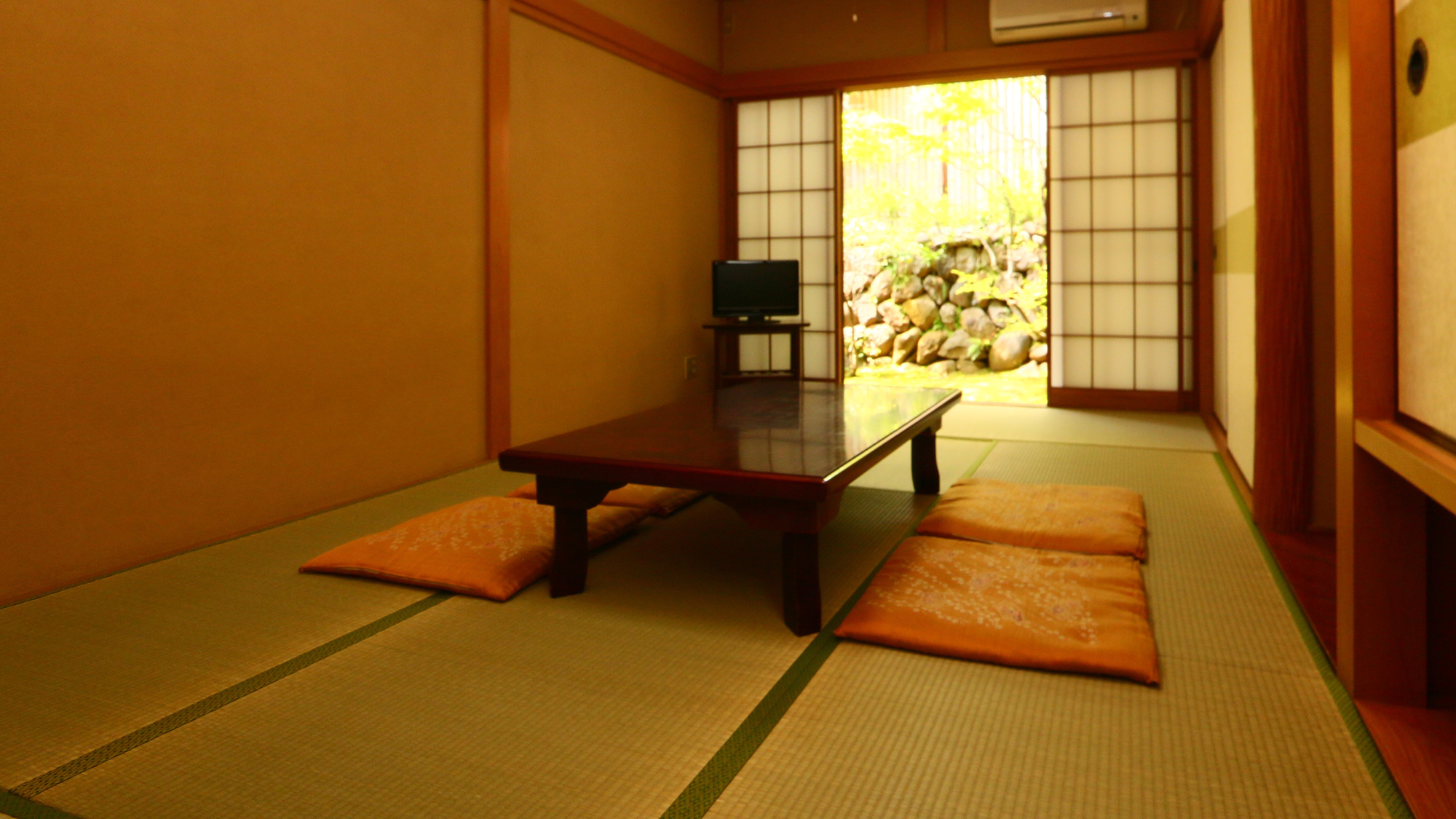 １階客室７.５畳和室◆お部屋からは静かで風流のある緑と石垣が広がっています。