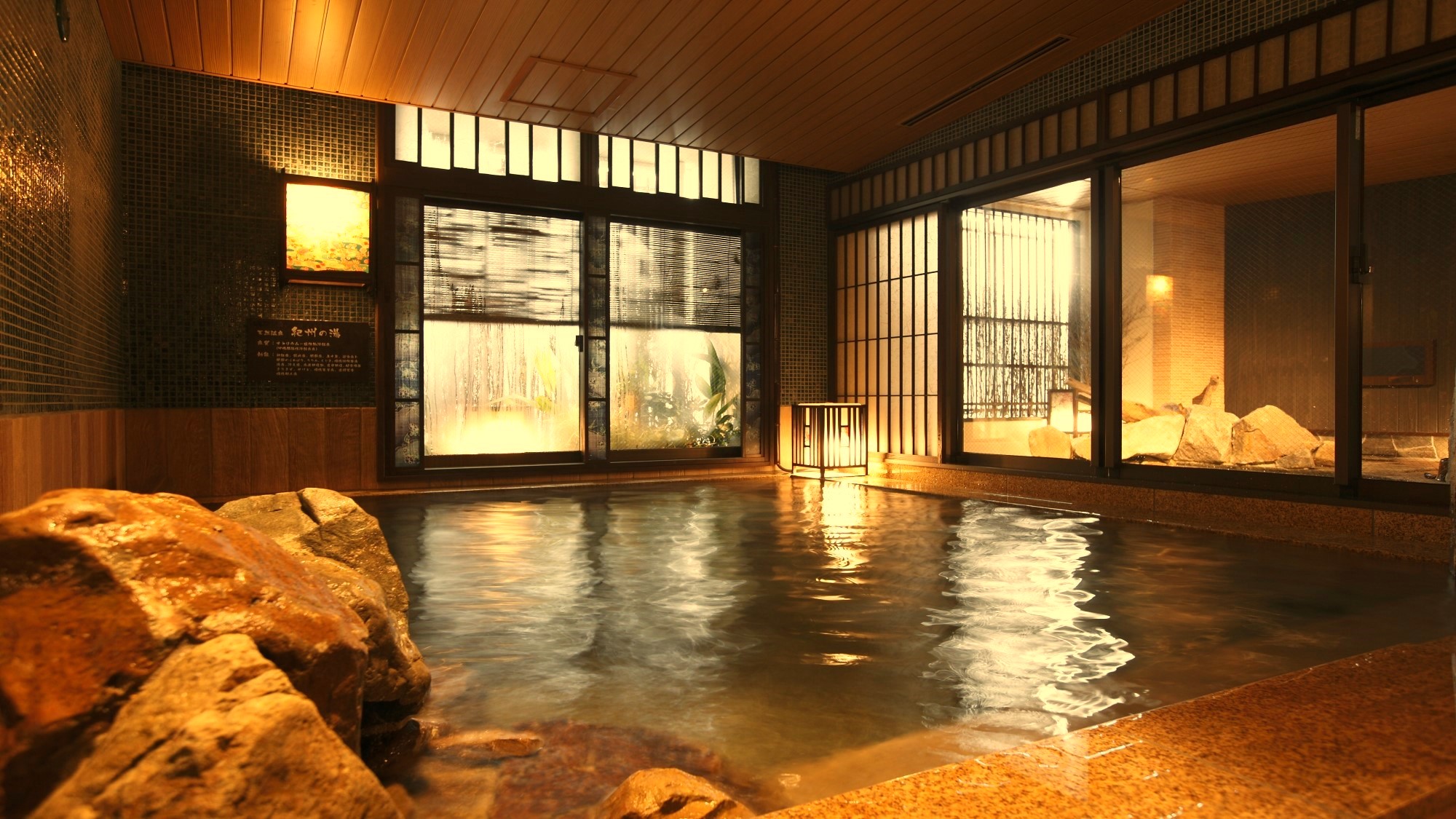 地元和歌山の「龍門山温泉」からの運び湯でございます。泉質はナトリウム塩化物冷泉で関節痛・神経痛・筋肉痛に効能があるため、一日の疲れた身体を癒していただくには最適でございます。