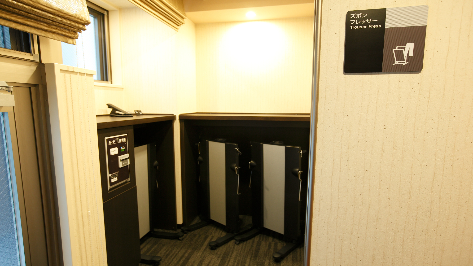 ◆ズボンプレッサー（各階廊下）