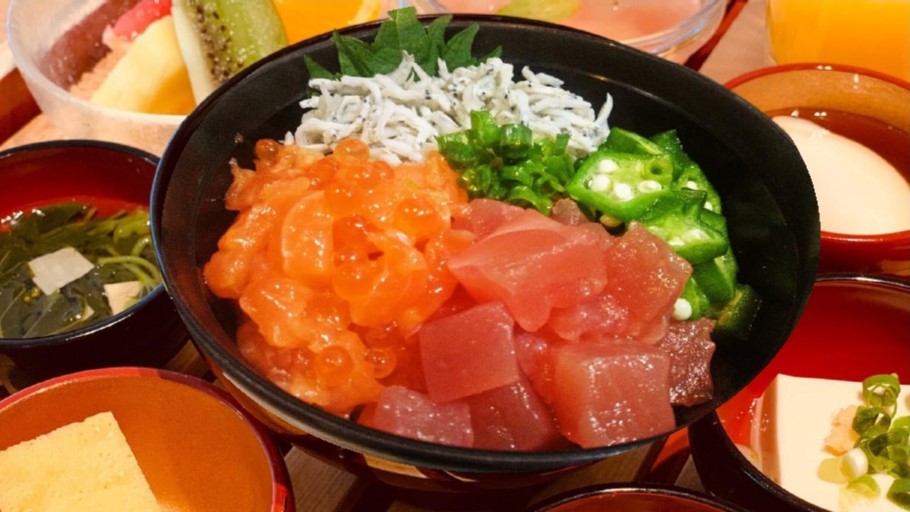 朝食ビュッフェにてまぐろ・サーモンいくら・しらすが乗せ放題となっており、お好きな分をお取りいただくことが可能なのでお子様からビジネスの方まで大変人気でございます。