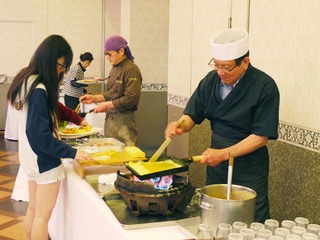 朝食は和洋バイキングですが、毎日日替わりで板さんが玉子焼き、お寿司、天ぷらなどの実演をします！