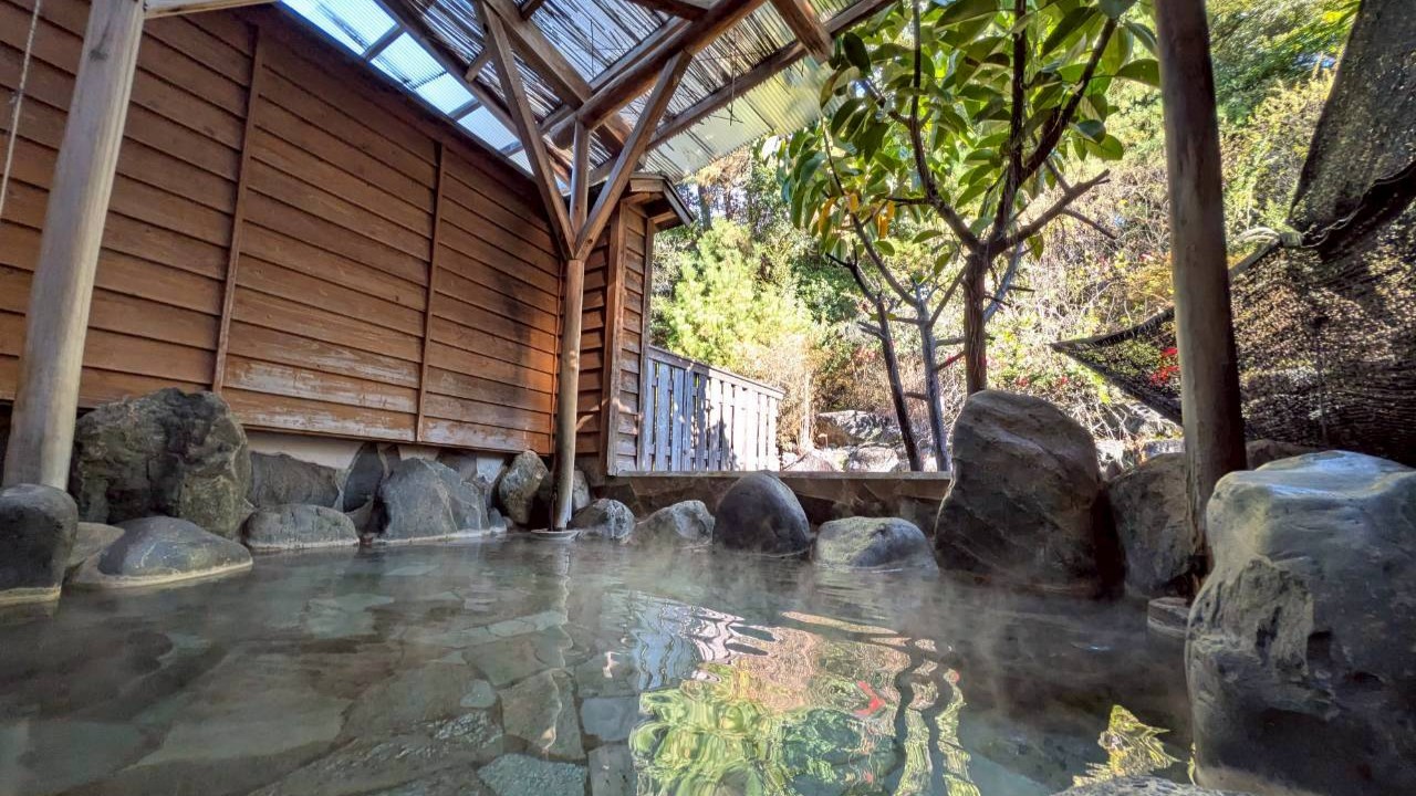 【大浴場】「姫の湯」露天風呂：コンパクトながらも十分な癒しの空間