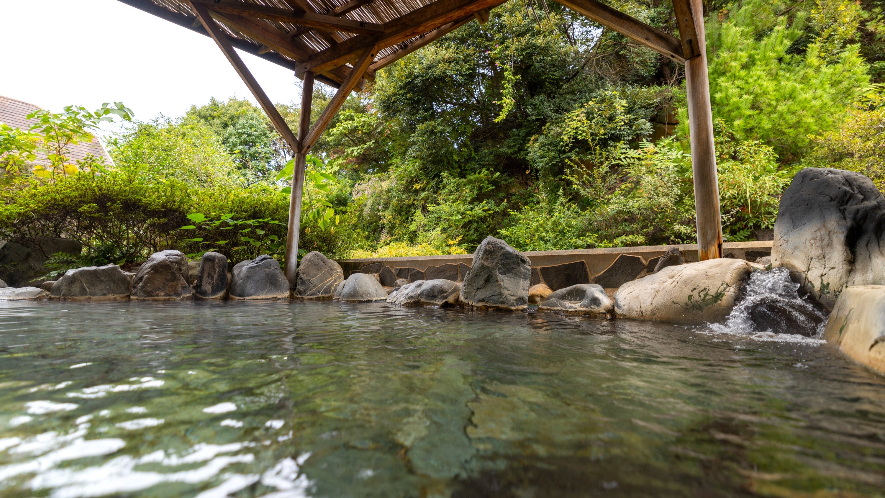 【大浴場】「殿の湯」露天風呂：庭園を見ながらゆったりとした時間をお過ごしください&hellip;