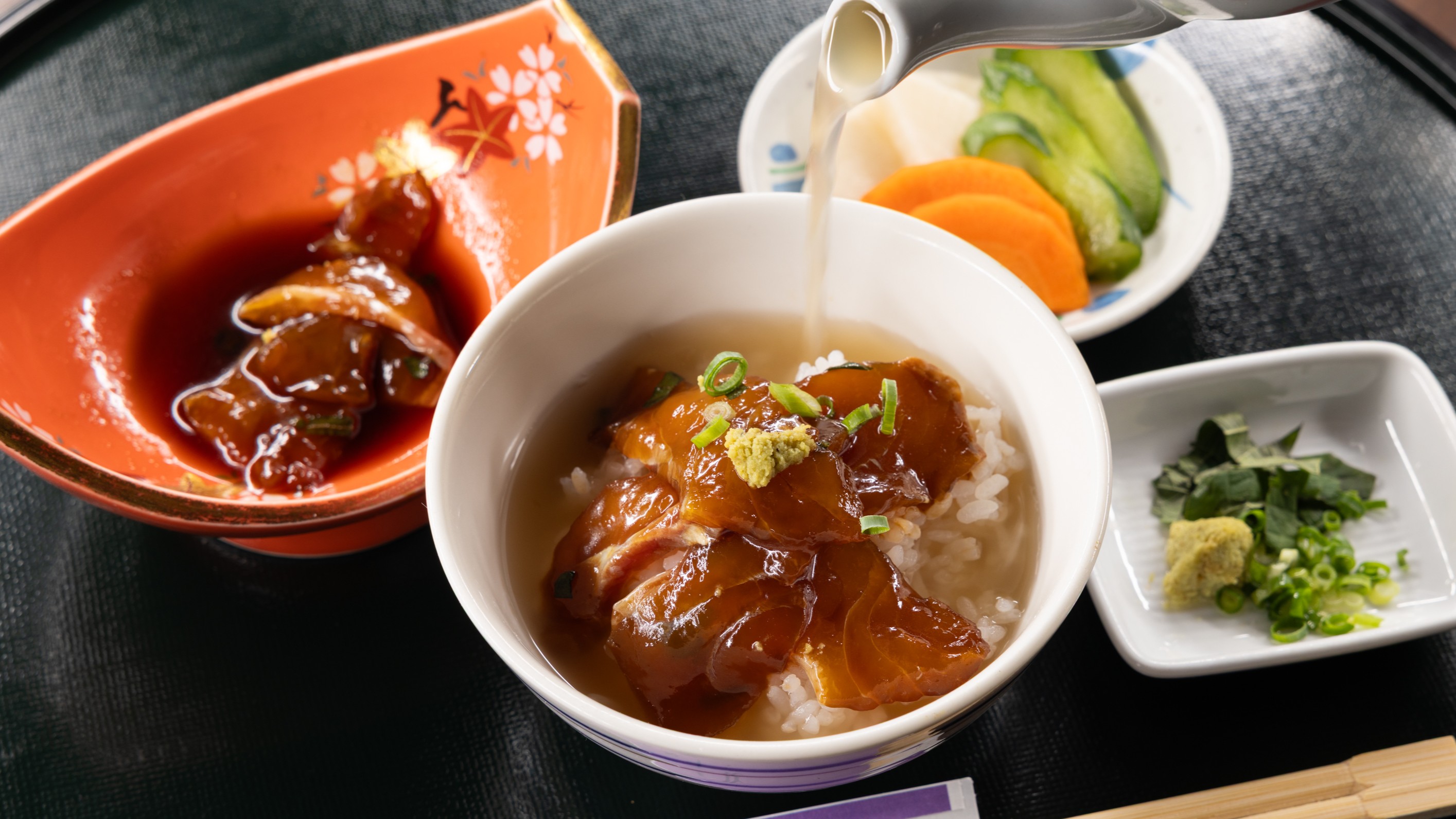 【朝食】小鉢の鯛の漬けで漬け丼や漬け茶漬けにアレンジしてお楽しみくださいませ。