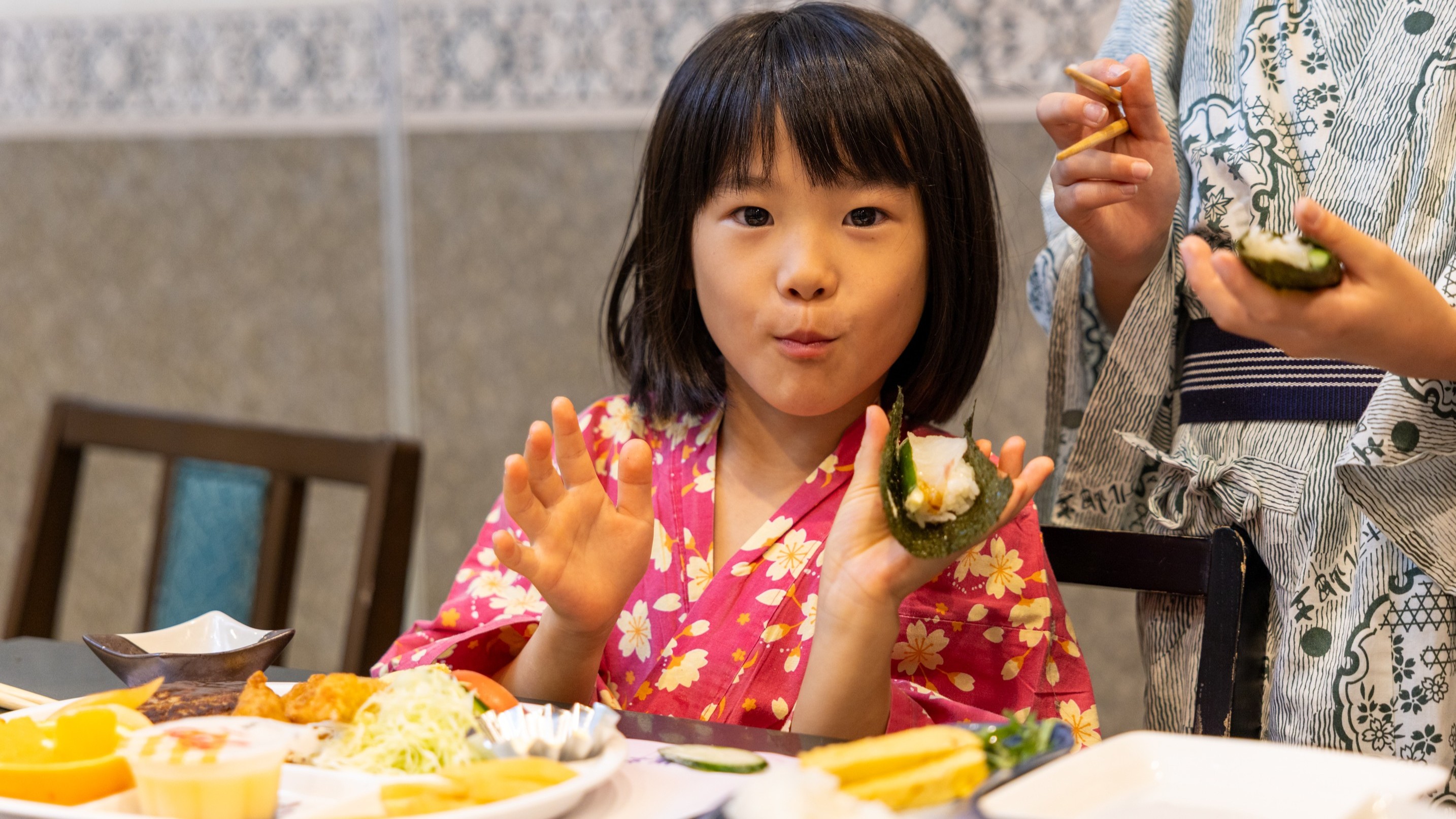 【浜焼き】お母さんに教わって初めての手巻き寿司が完成！