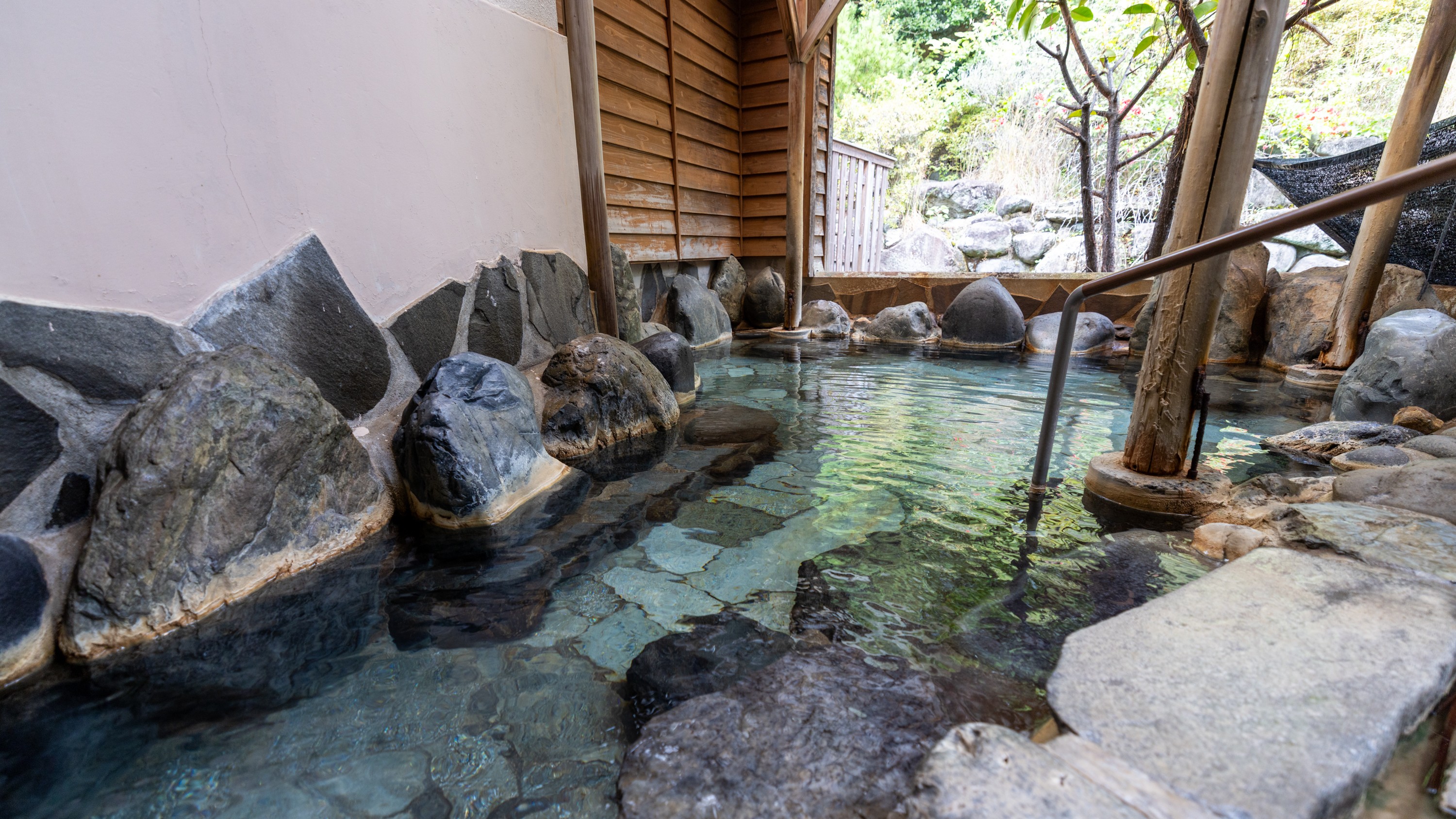 【大浴場】「姫の湯」露天風呂：落ち着いた静かな空間で温泉を満喫♪