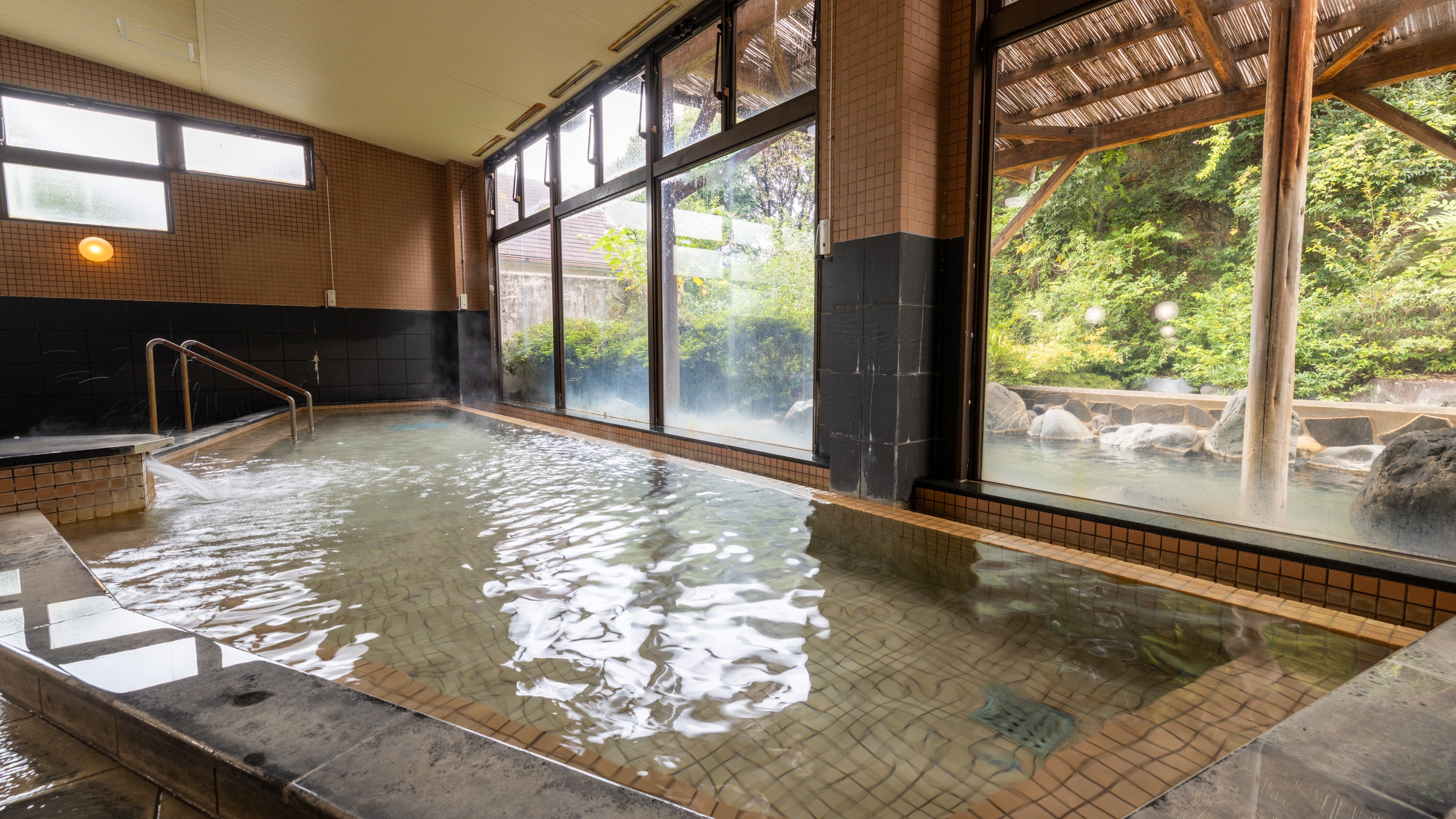 【大浴場】「殿の湯」内湯：広い窓から外の景色を眺めて、ゆっくりとご入浴いただけます