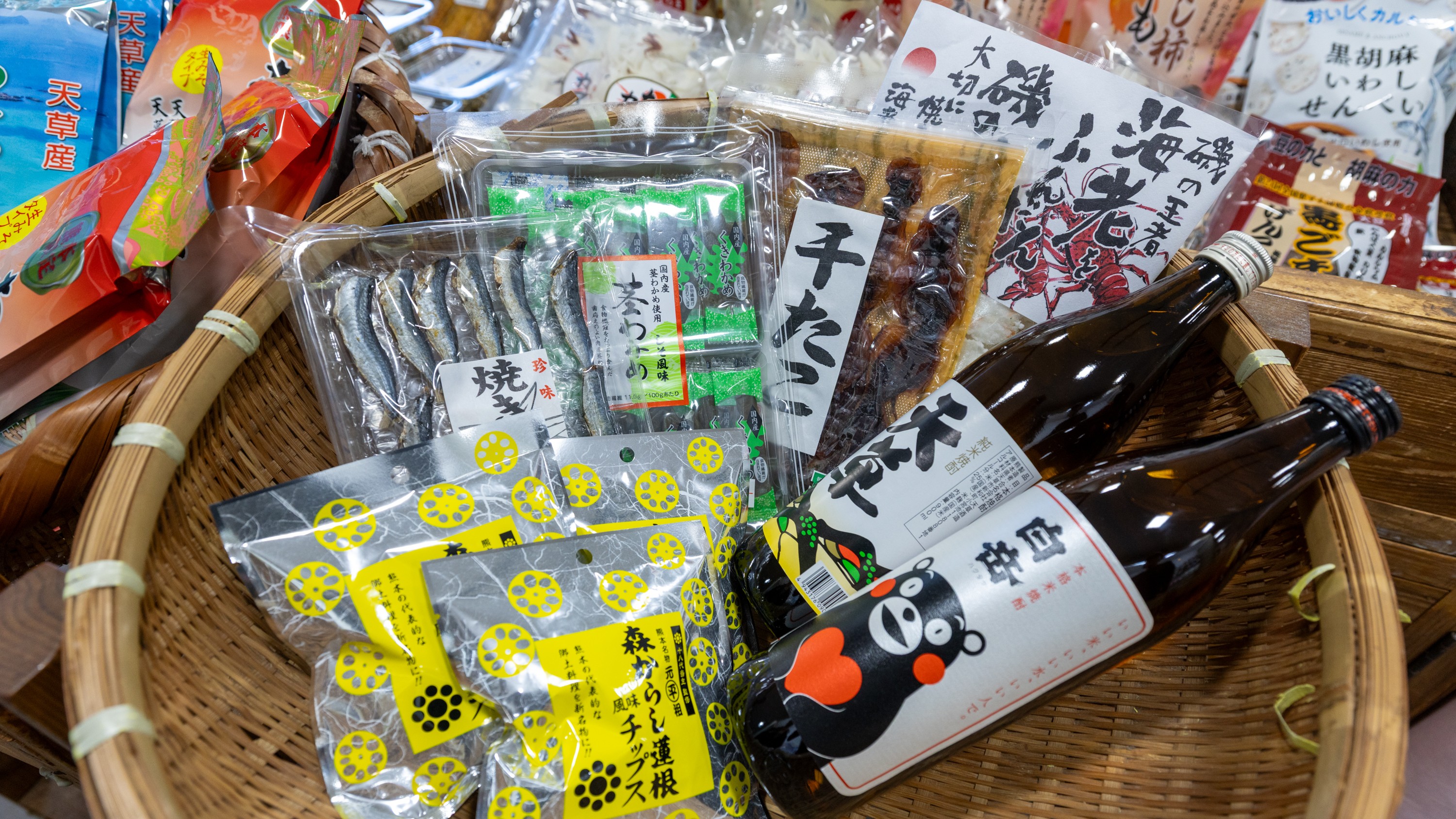 【売店】地元の旨いものや焼酎を取り揃えております。