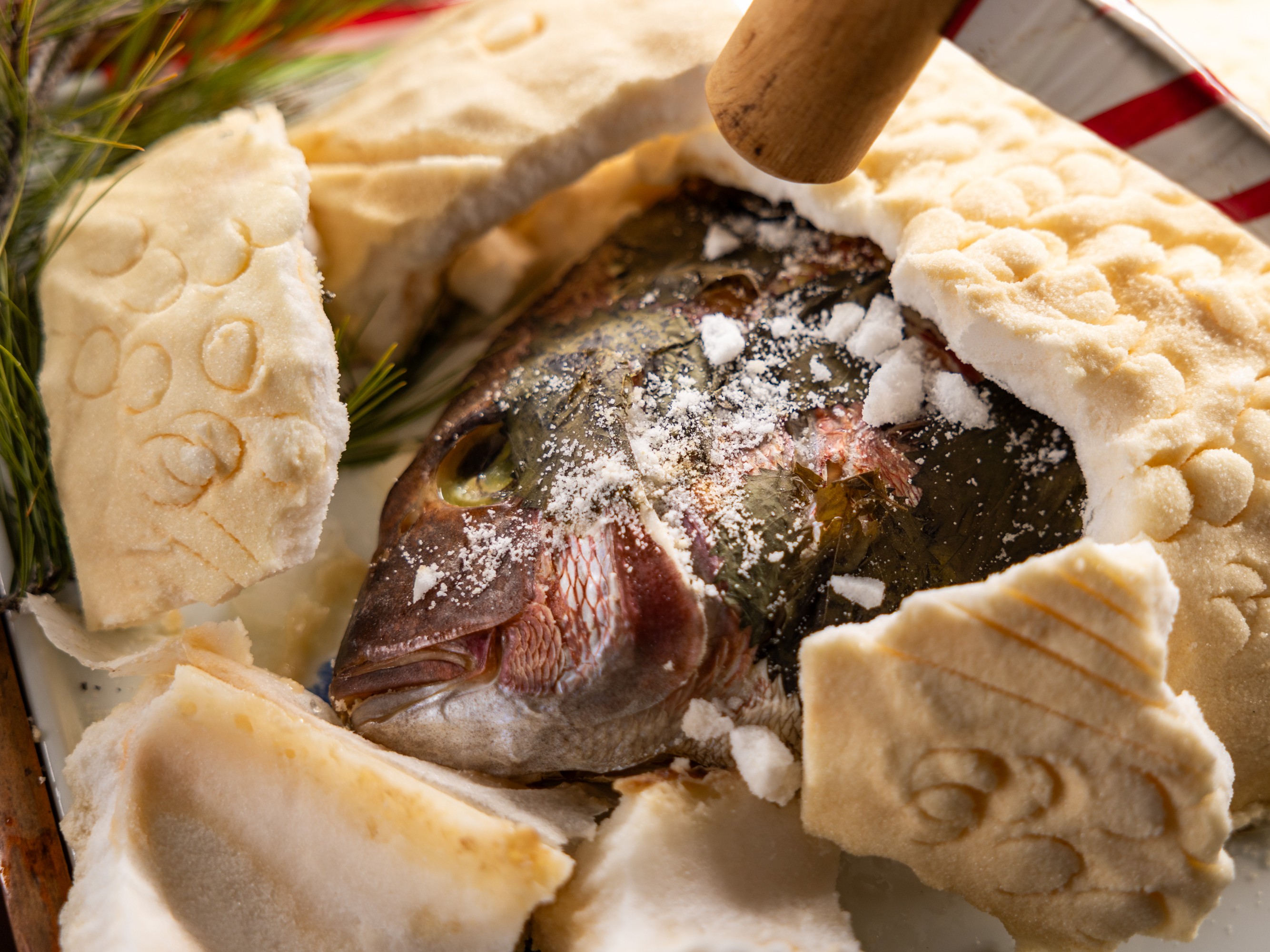 【慶事プラン】岬亭の鯛の塩釜焼は紫蘇の葉に包まれて、さわやかな風味を味わい。