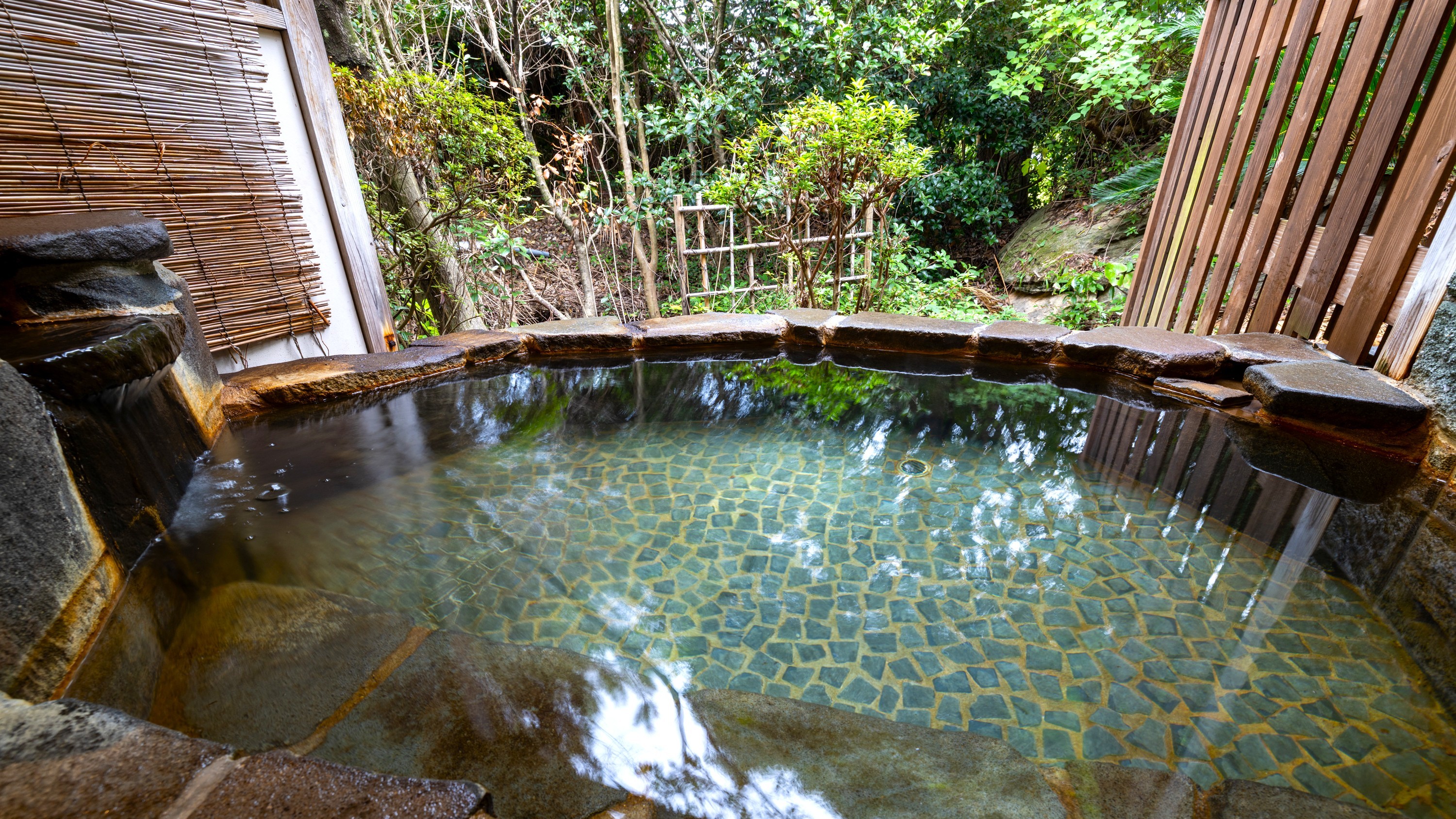 【貸切露天風呂】「すみれ」のご利用はフロントへお申し付けください。50分/1,650円