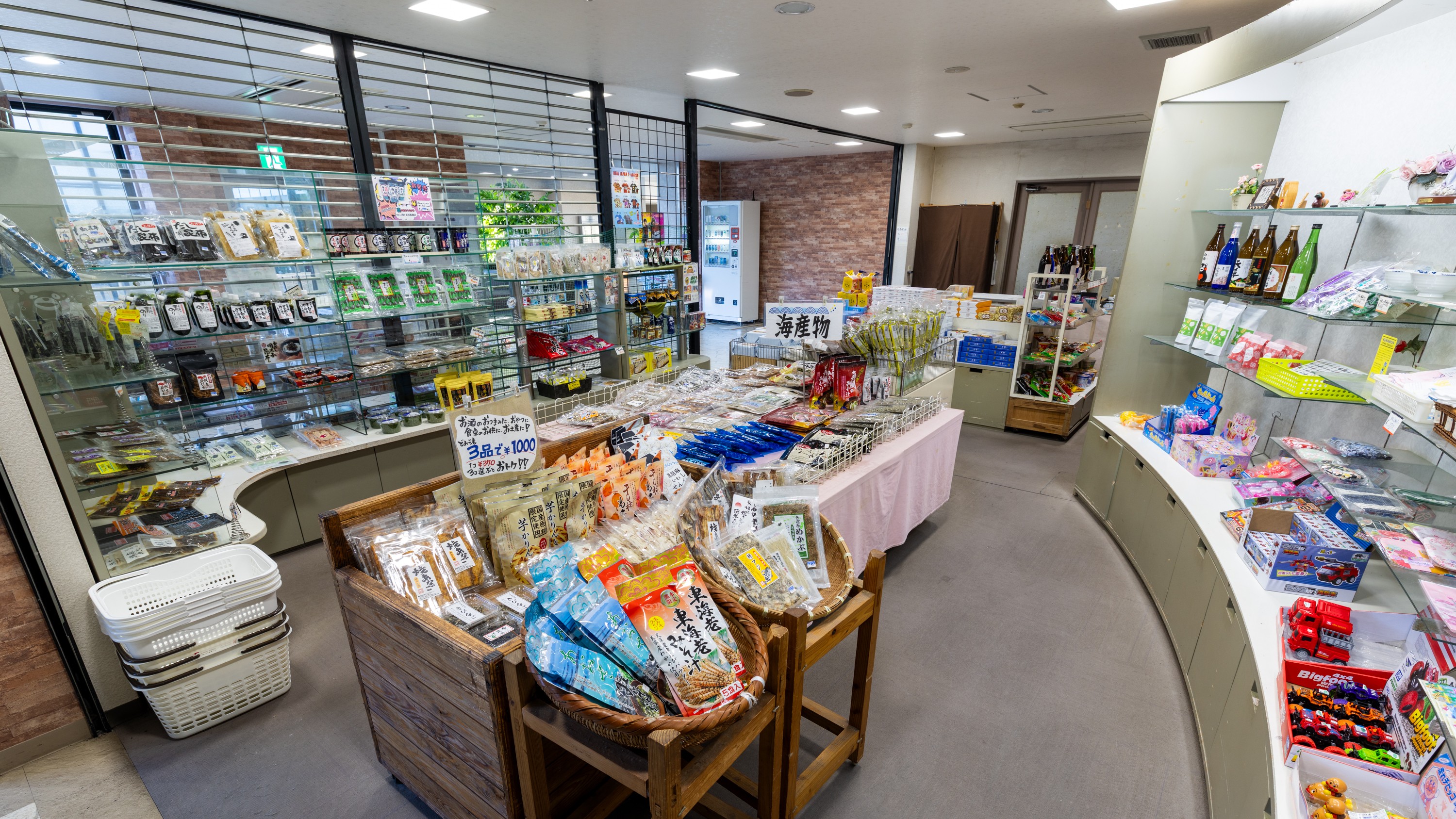 【売店】旅のお土産、お部屋飲みのおつまみ探しにおいでくださいませ♪