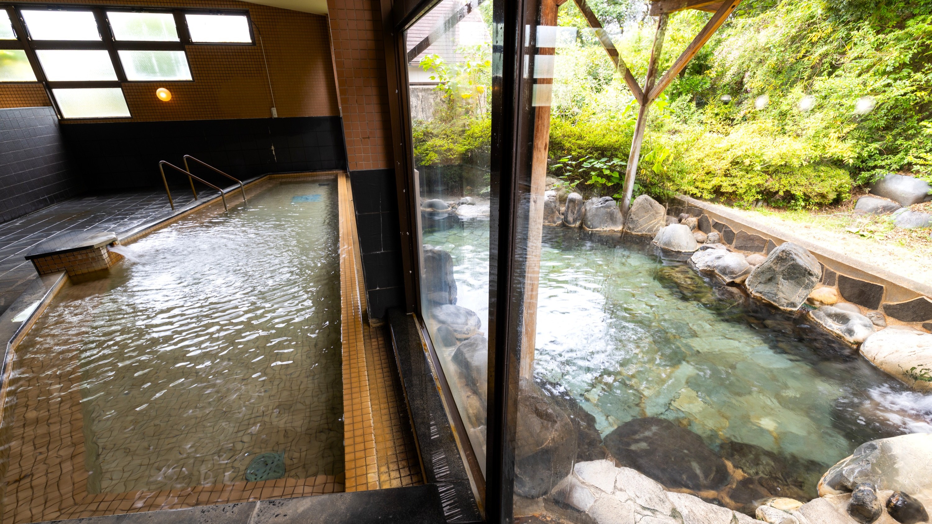 【大浴場】「殿の湯」内湯と露天風呂：どちらもゆったりと入れる空間です
