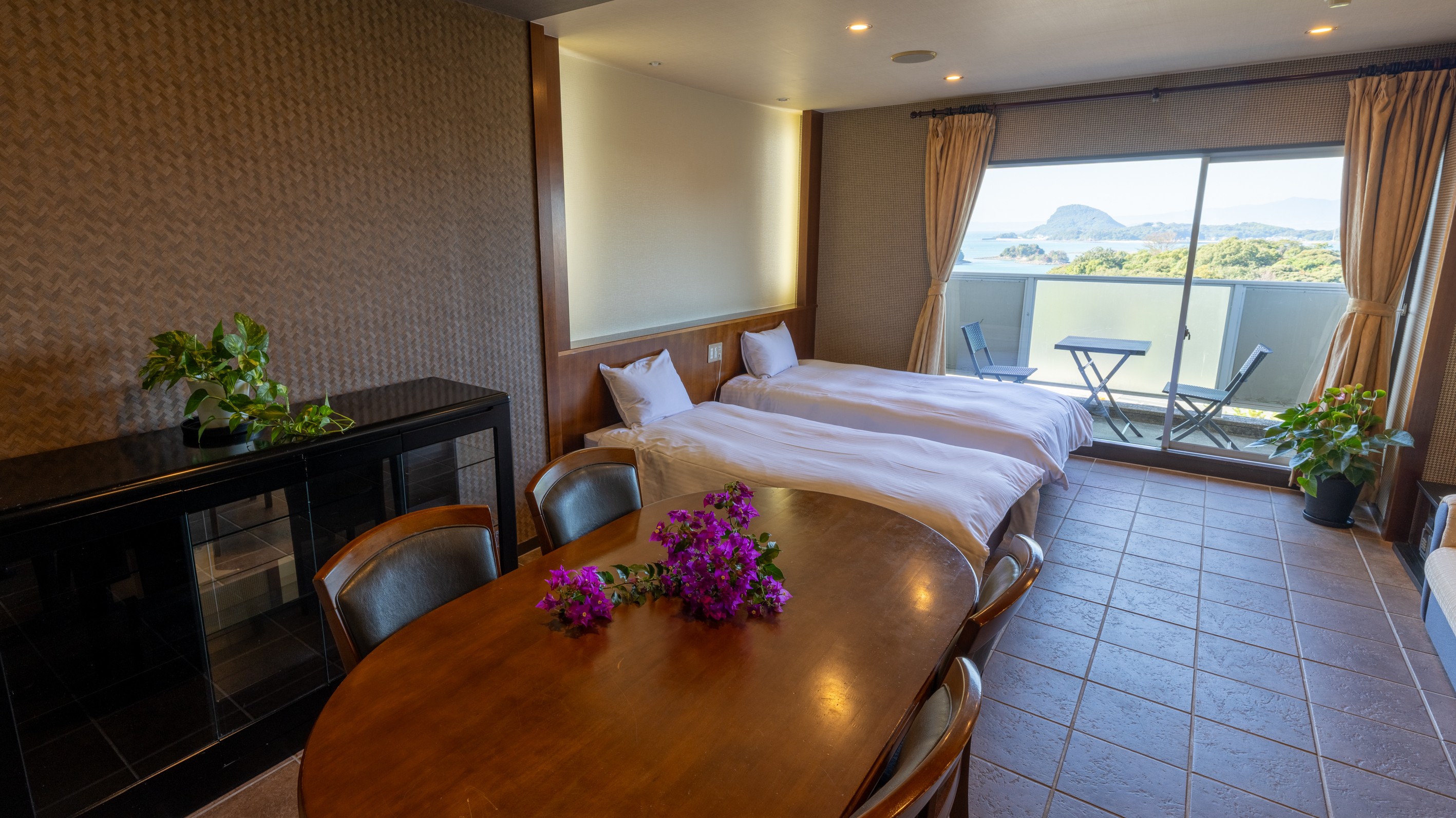 【客室】洋室：シングルベとダブルのベッドを1台ずつ配し、ダイニングテーブルやソファも設置。