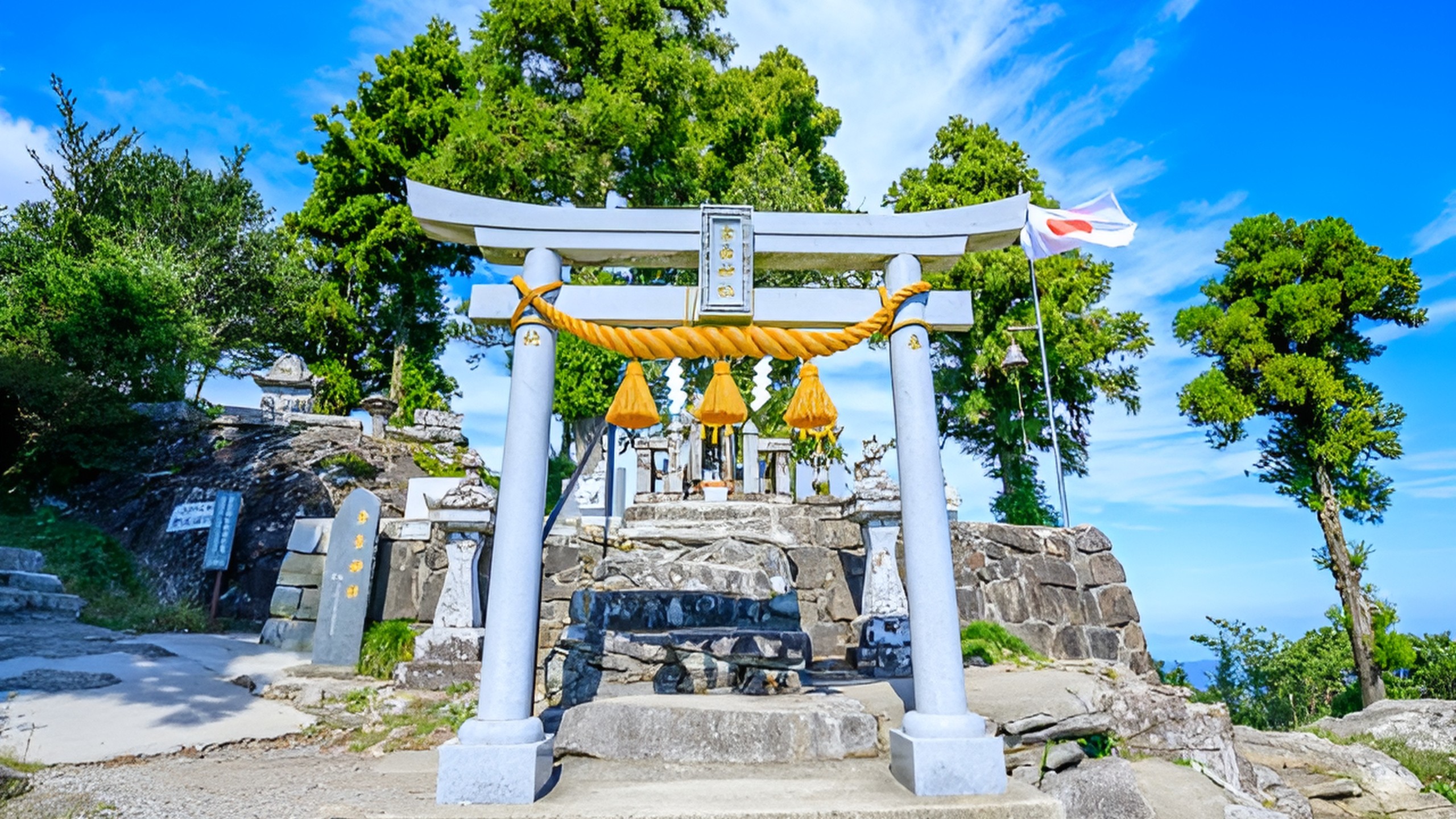 【倉岳神社】標高682メートルの倉岳山頂に鎮座する神秘的な神社