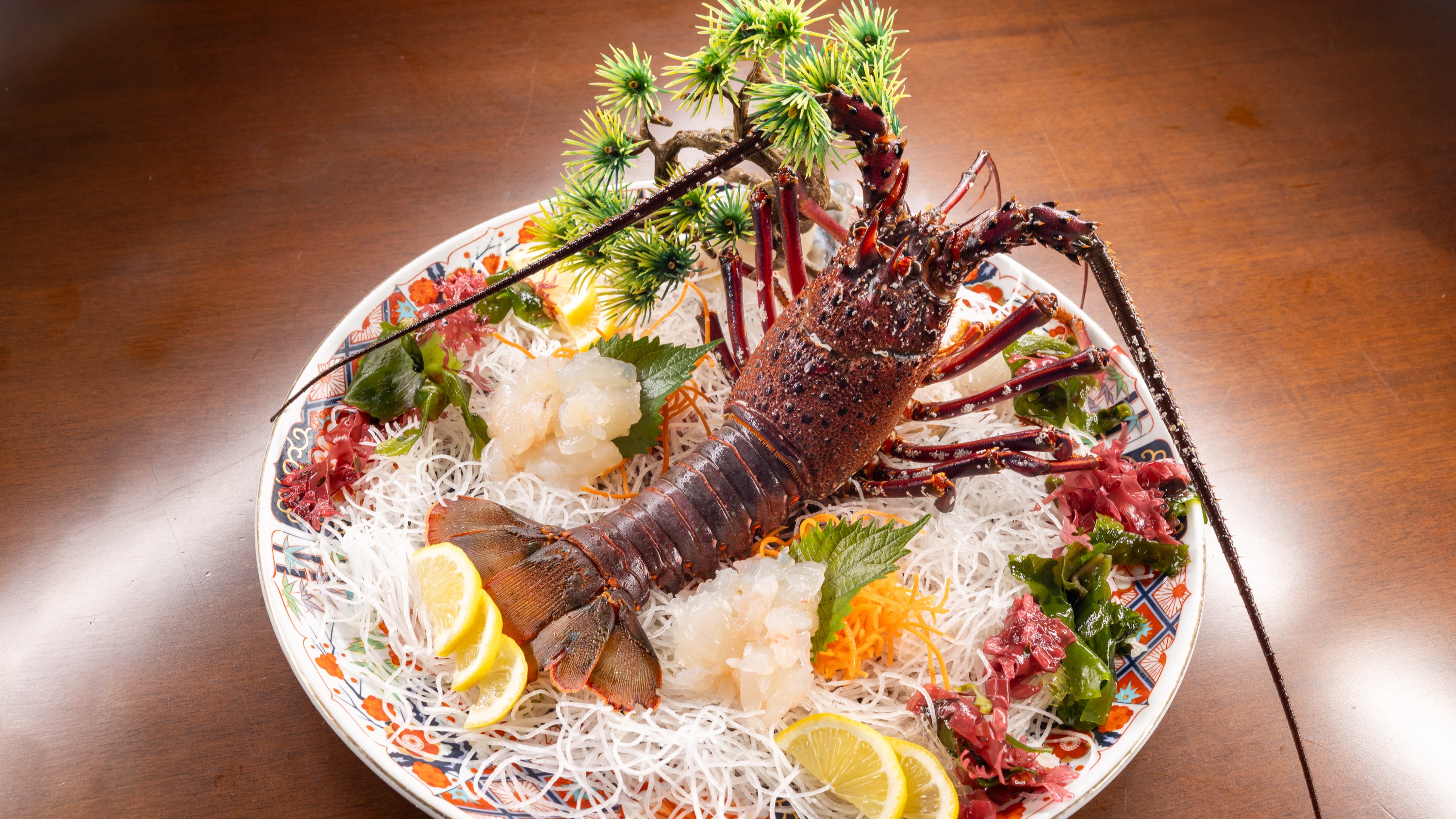 【伊勢海老のお造り】別注承ります。1尾8,800円（税込）。お造りとお味噌汁としてご提供。