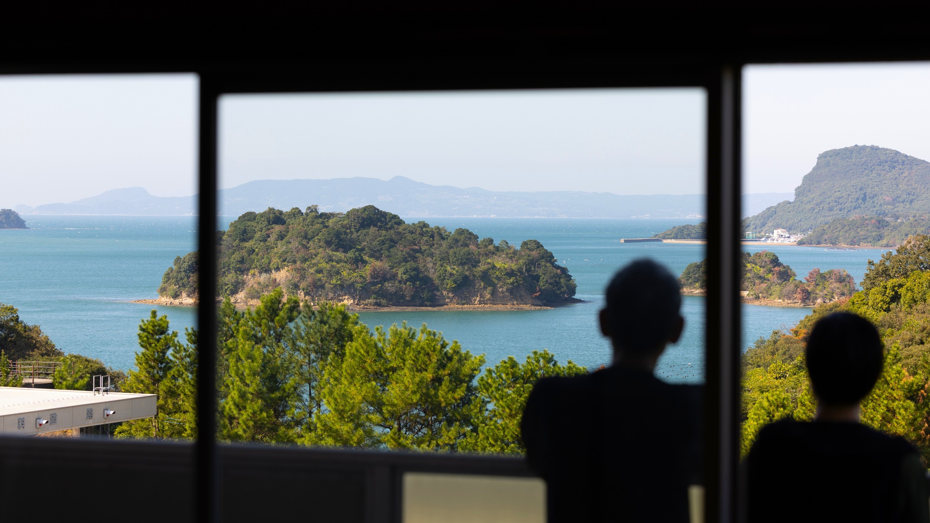 【客室】窓からは上天草の海や島をご覧いただけます。