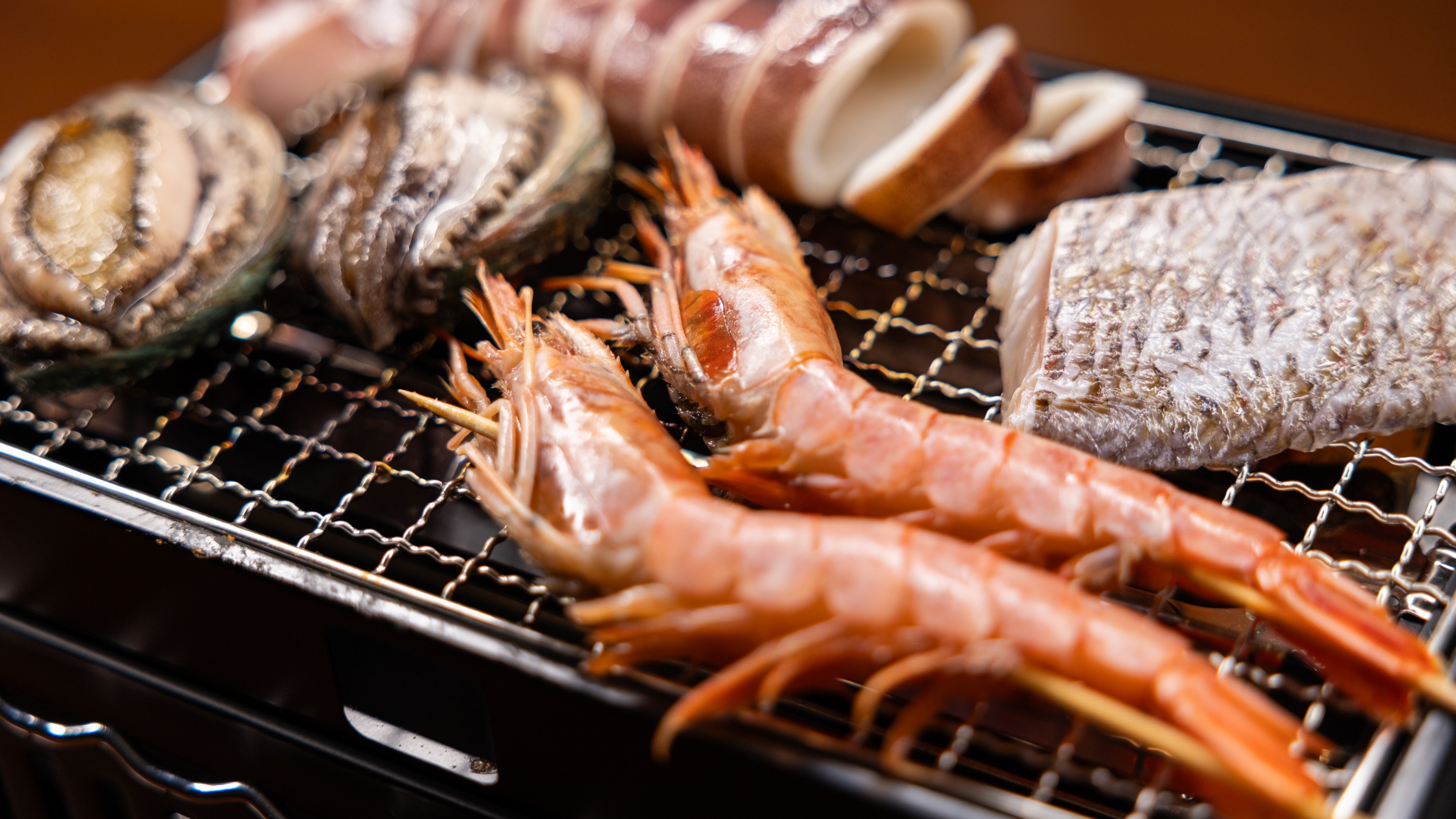 【浜焼き】アワビ・海老・鯛・イカなどをお客様ご自身で焼いていただきます。