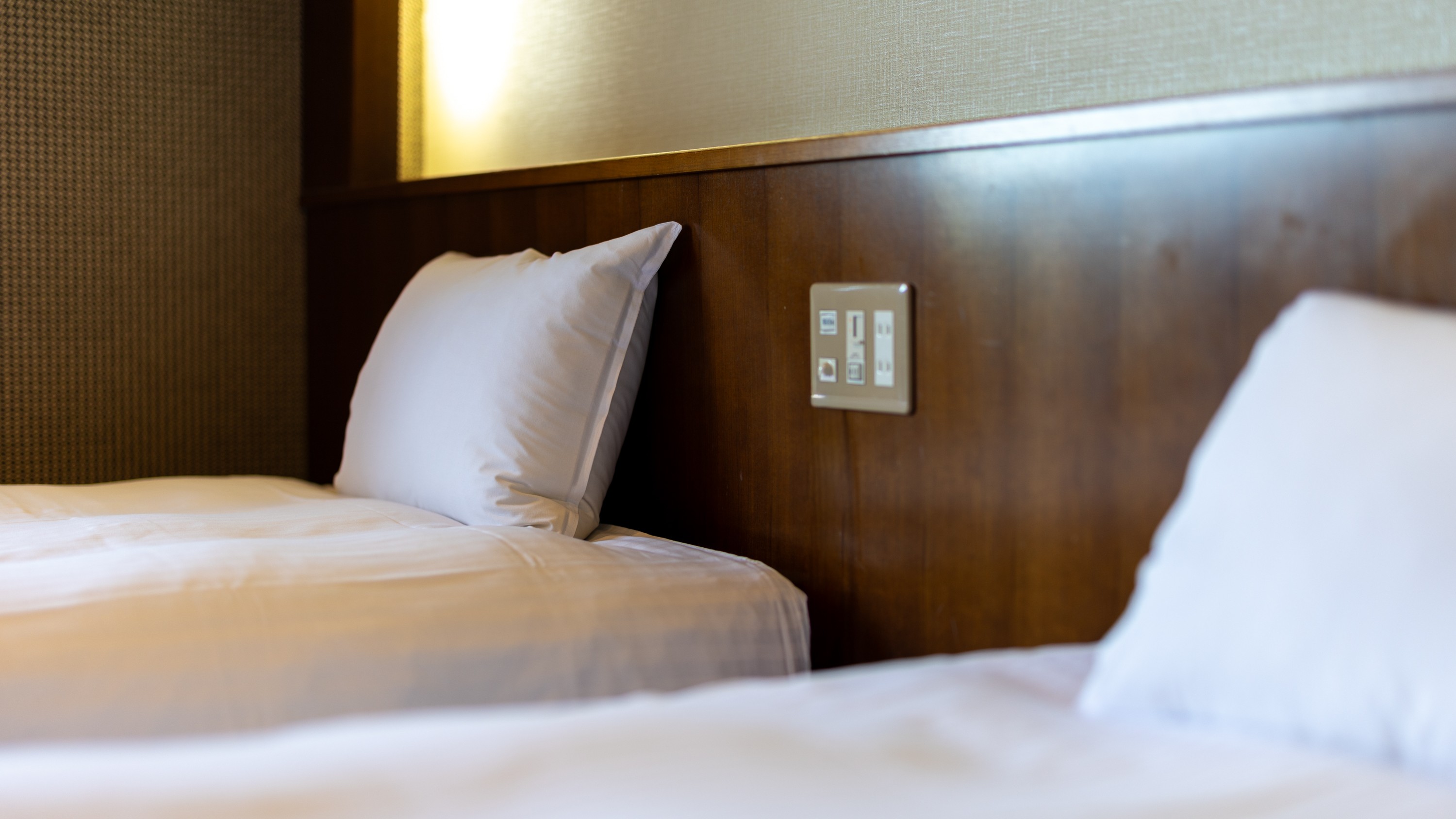 【客室】ベッドサイドにコンセントがあって便利♪