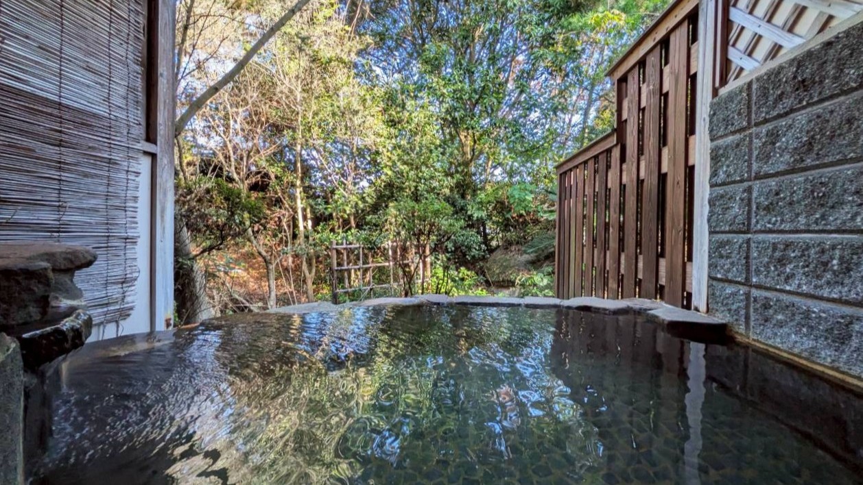 【貸切露天風呂】「すみれ」のご利用はフロントへお申し付けください。50分/1,650円