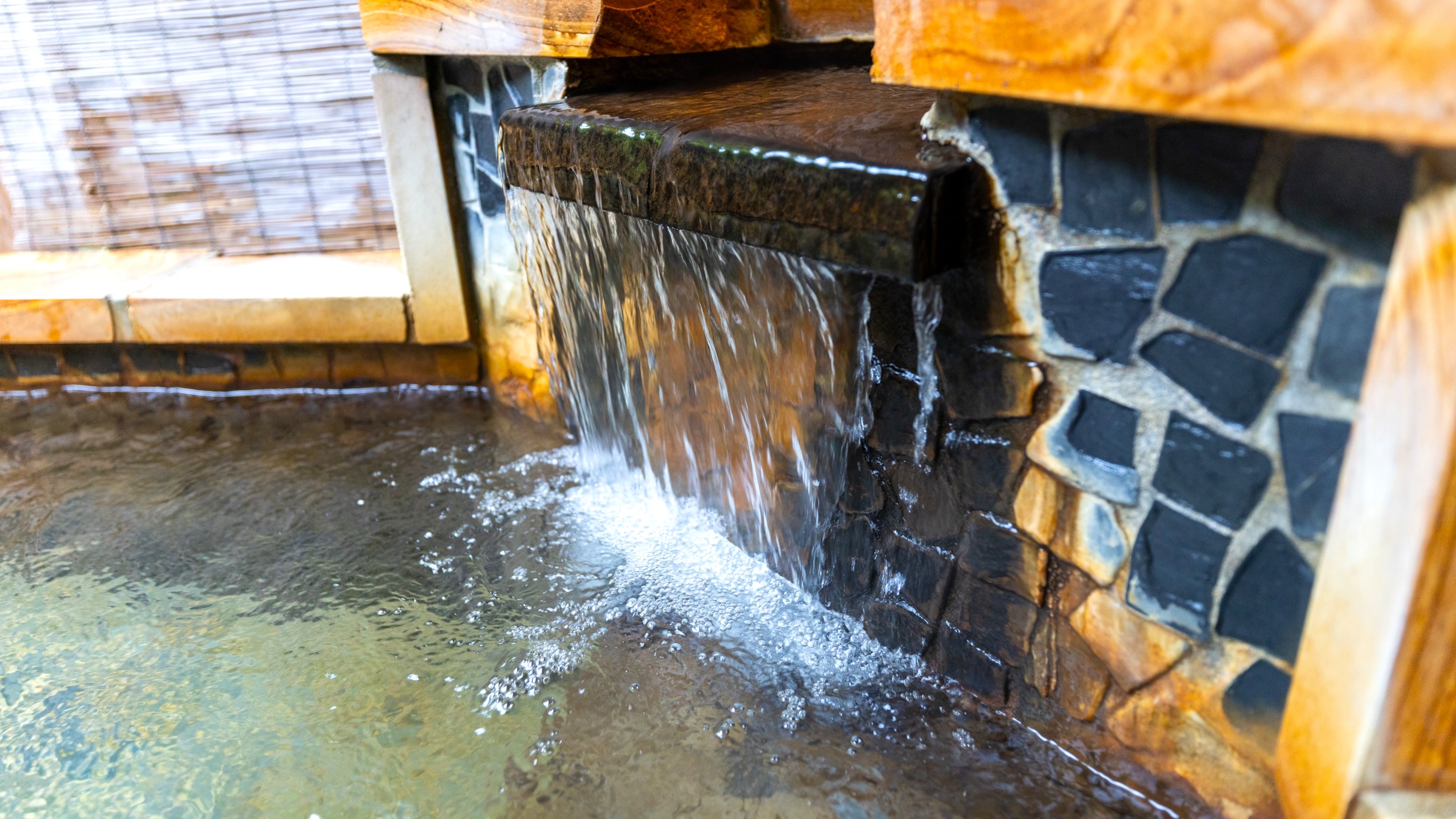 【貸切露天風呂】「ききょう」温泉湯口