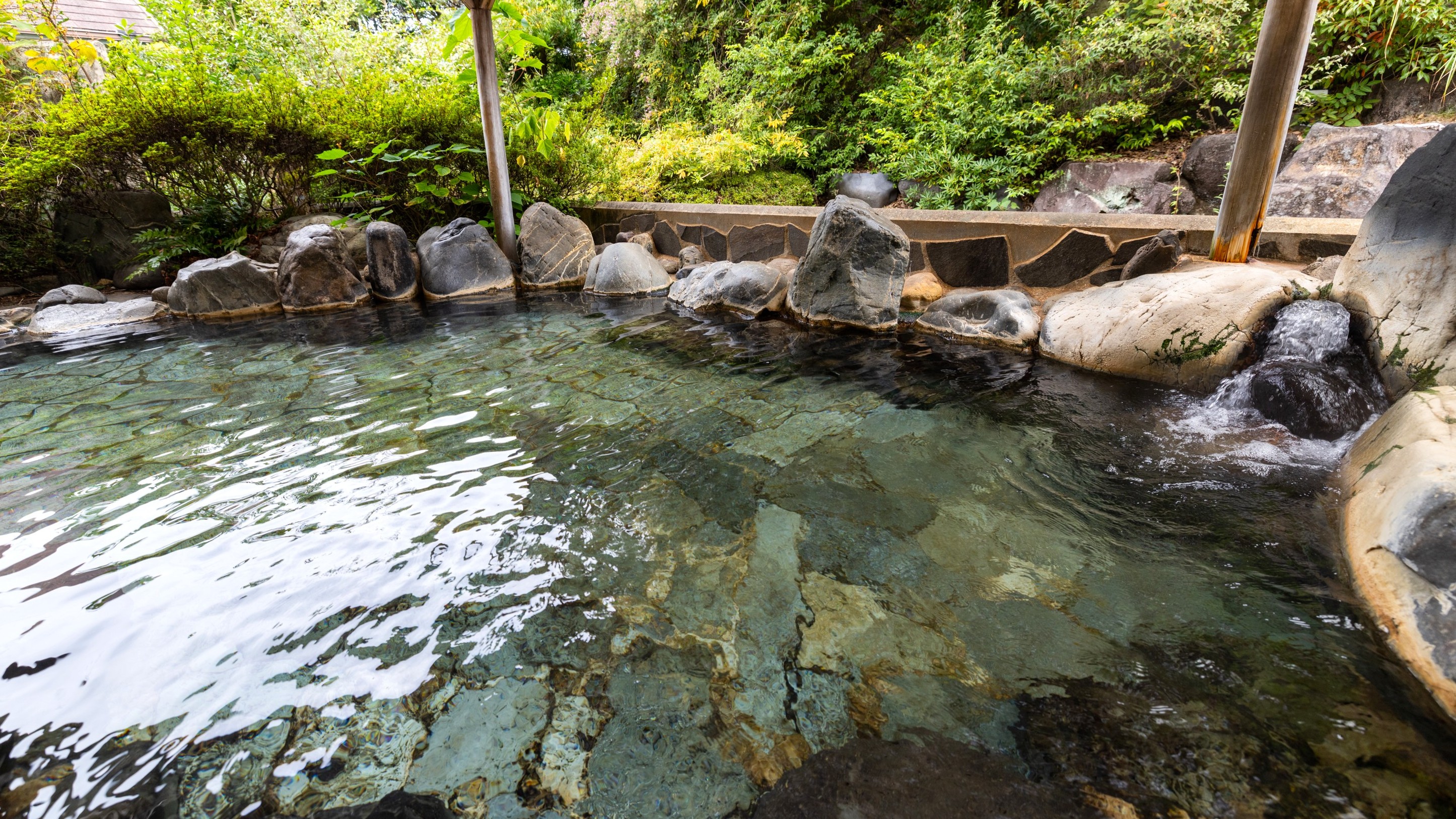 【大浴場】「殿の湯」：露天風呂：ポコポコと溢れてくる温泉の音を聴きながら寛ぐ贅沢な時間