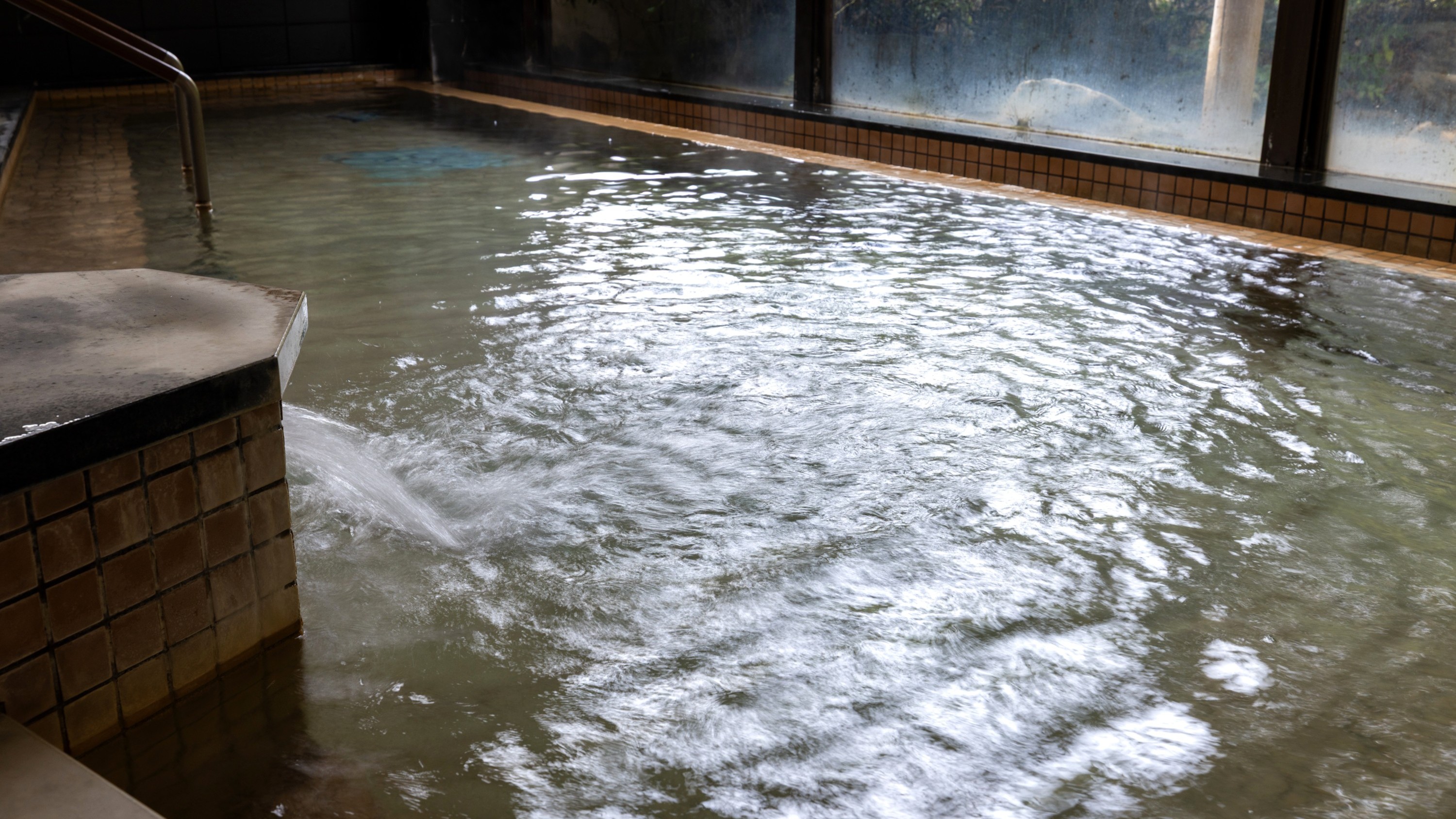 【大浴場】「殿の湯」内湯:　少し塩味のある柔らかな温泉