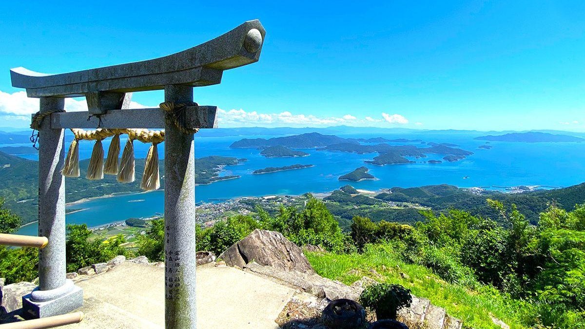 【倉岳神社】眼下には不知火海(八代海)の穏やかな海や御所浦の島々、漁村の景色が広がる