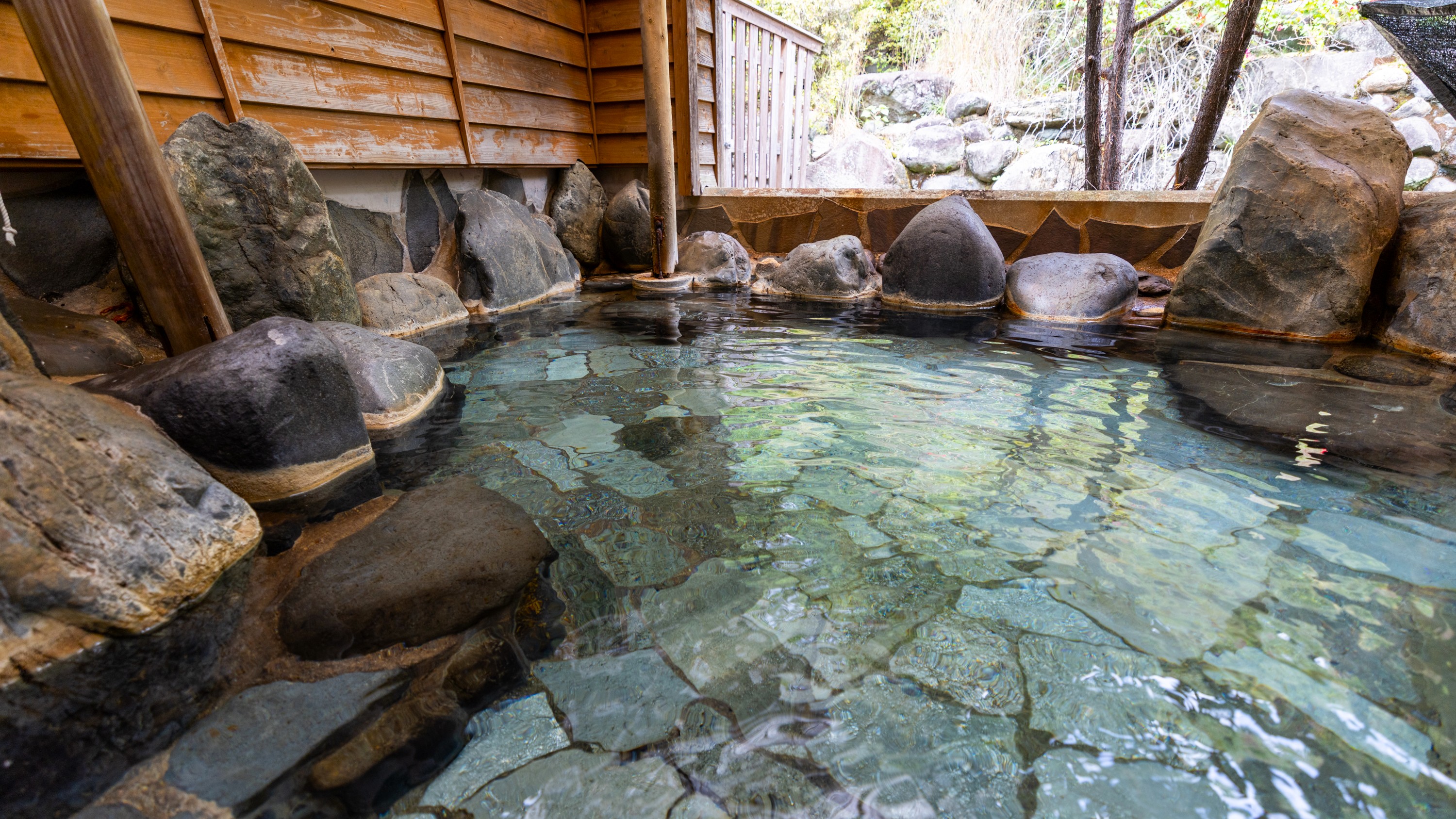 【大浴場】「姫の湯」露天風呂：落ち着いた静かな空間で温泉を満喫♪