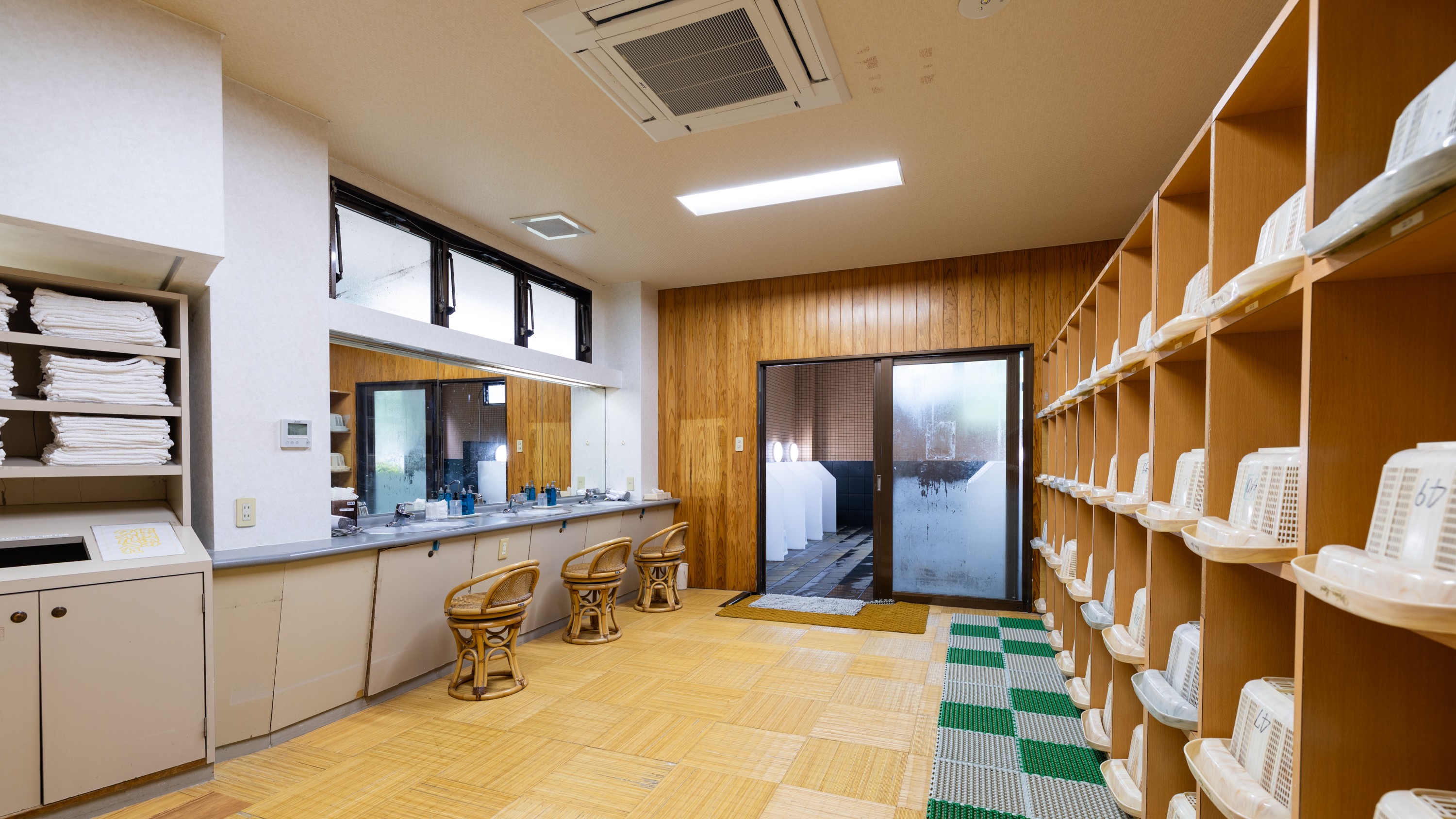 【大浴場】「殿の湯」脱衣所