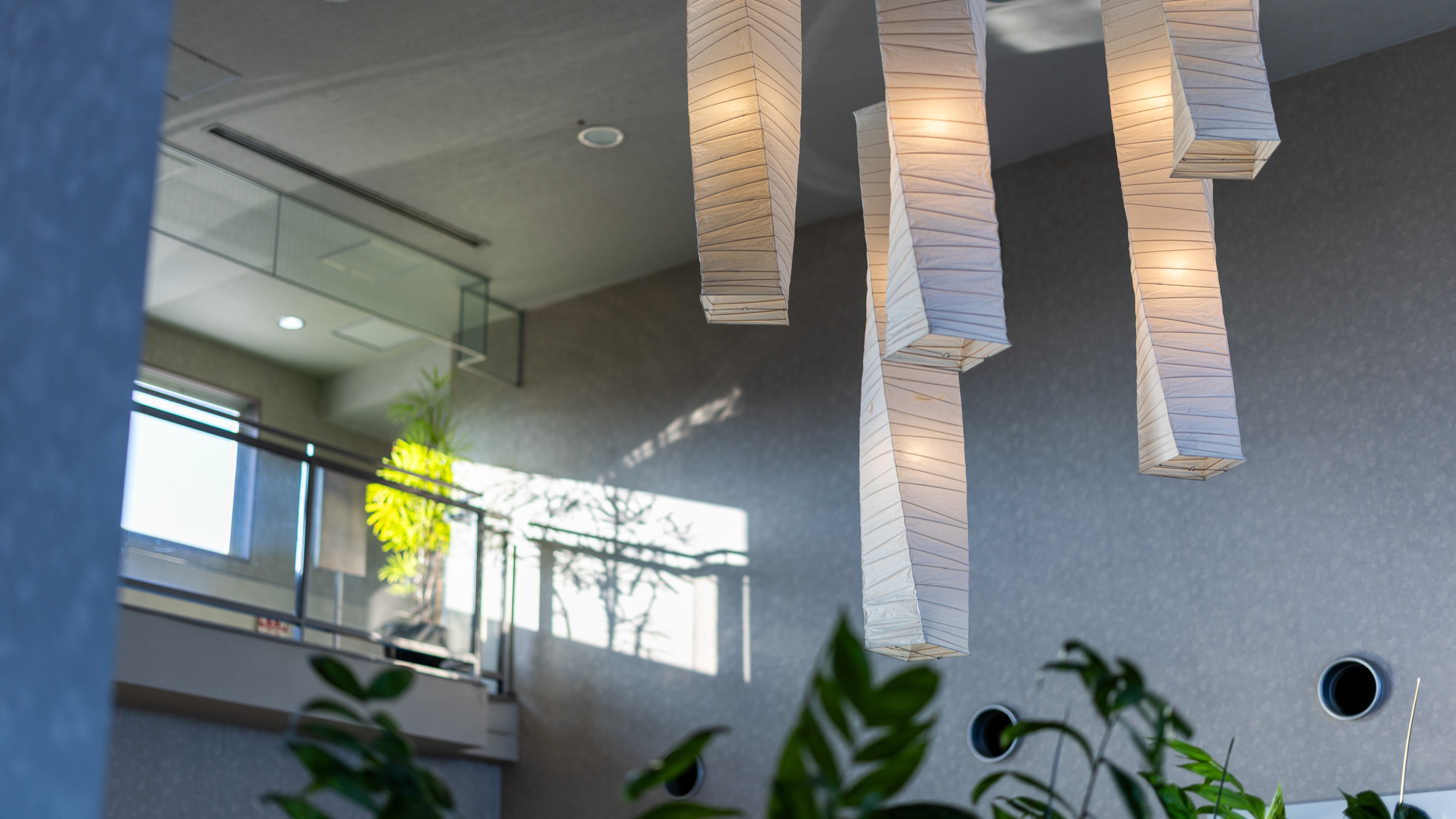 【ロビー】開放感のある２階までの吹き抜け天井