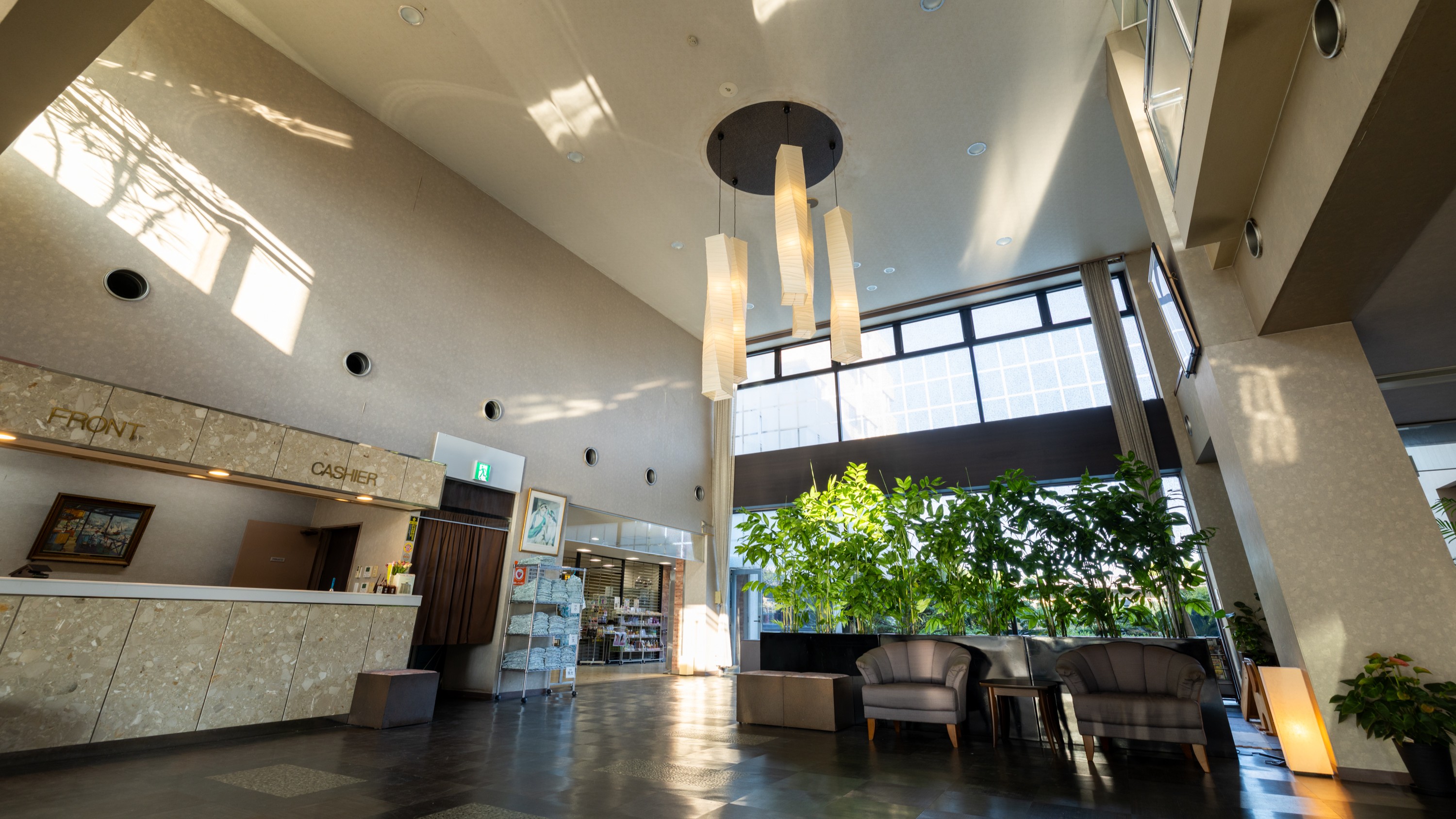 【ロビー】開放感のある吹き抜けのフロント/ロビー