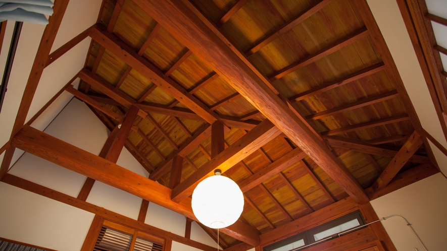 *和室8畳/高い天井には梁があり、開放感あふれる空間です♪