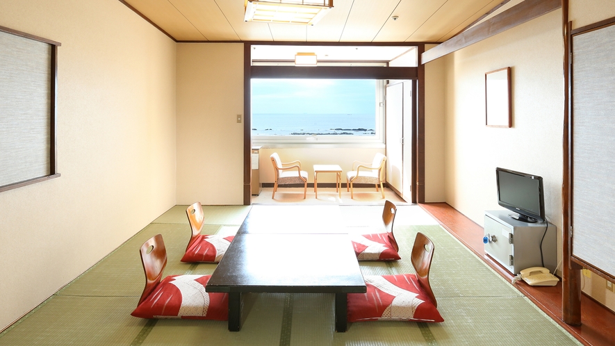 和室（１０畳）。窓からは、白浜灯台や、伊豆七島を望めます