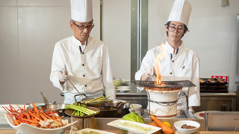 【夕食ビュッフェ‐メニュー例】「揚げたて」「焼きたて」熱々が楽しめるライブキッチンのメニューも人気