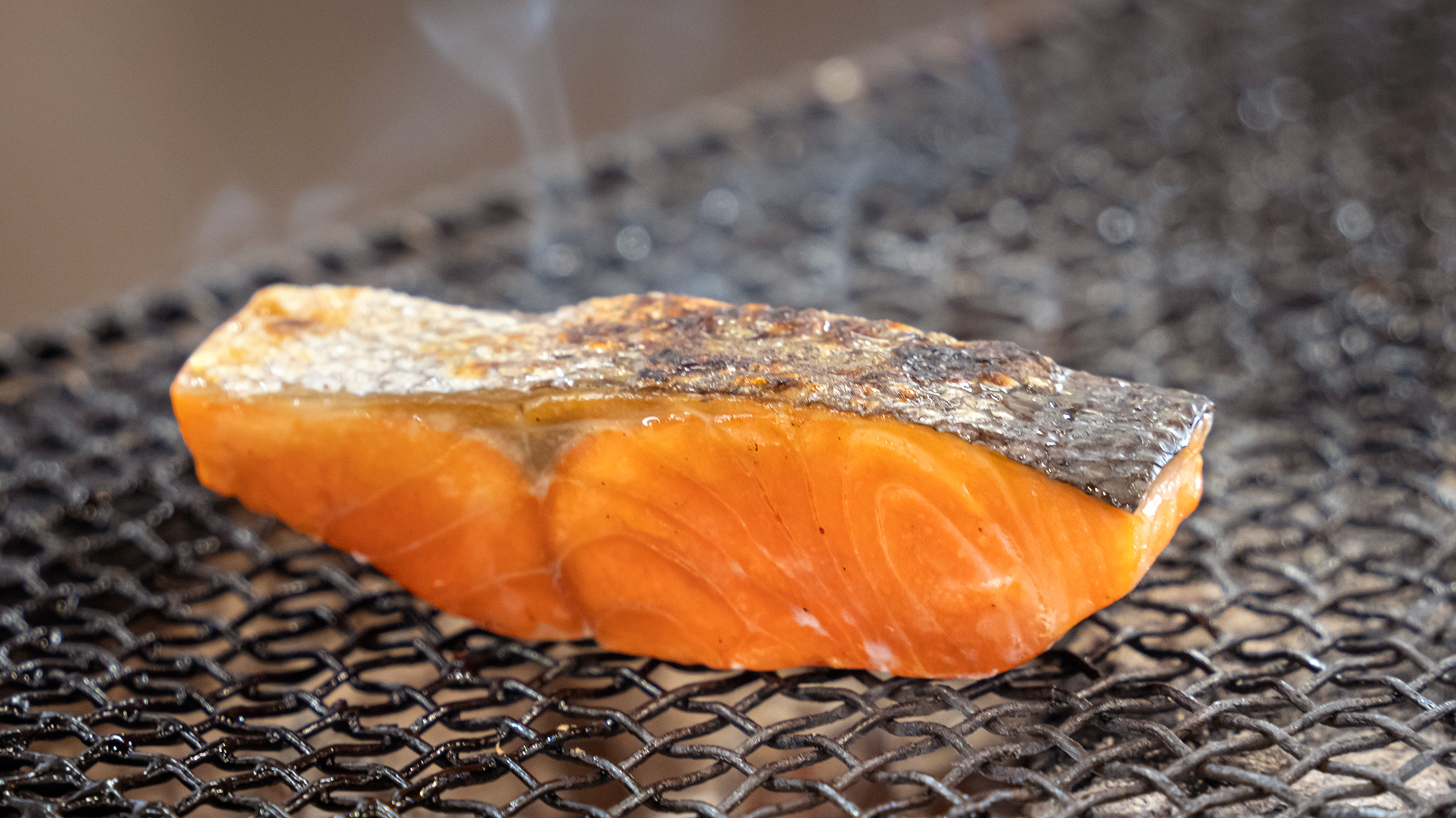 ＜朝食ビュッフェ‐メニュー例＞七輪でじんわり焼いた旬の魚は、パン派の方でも匂いに惹かれてしまうほど