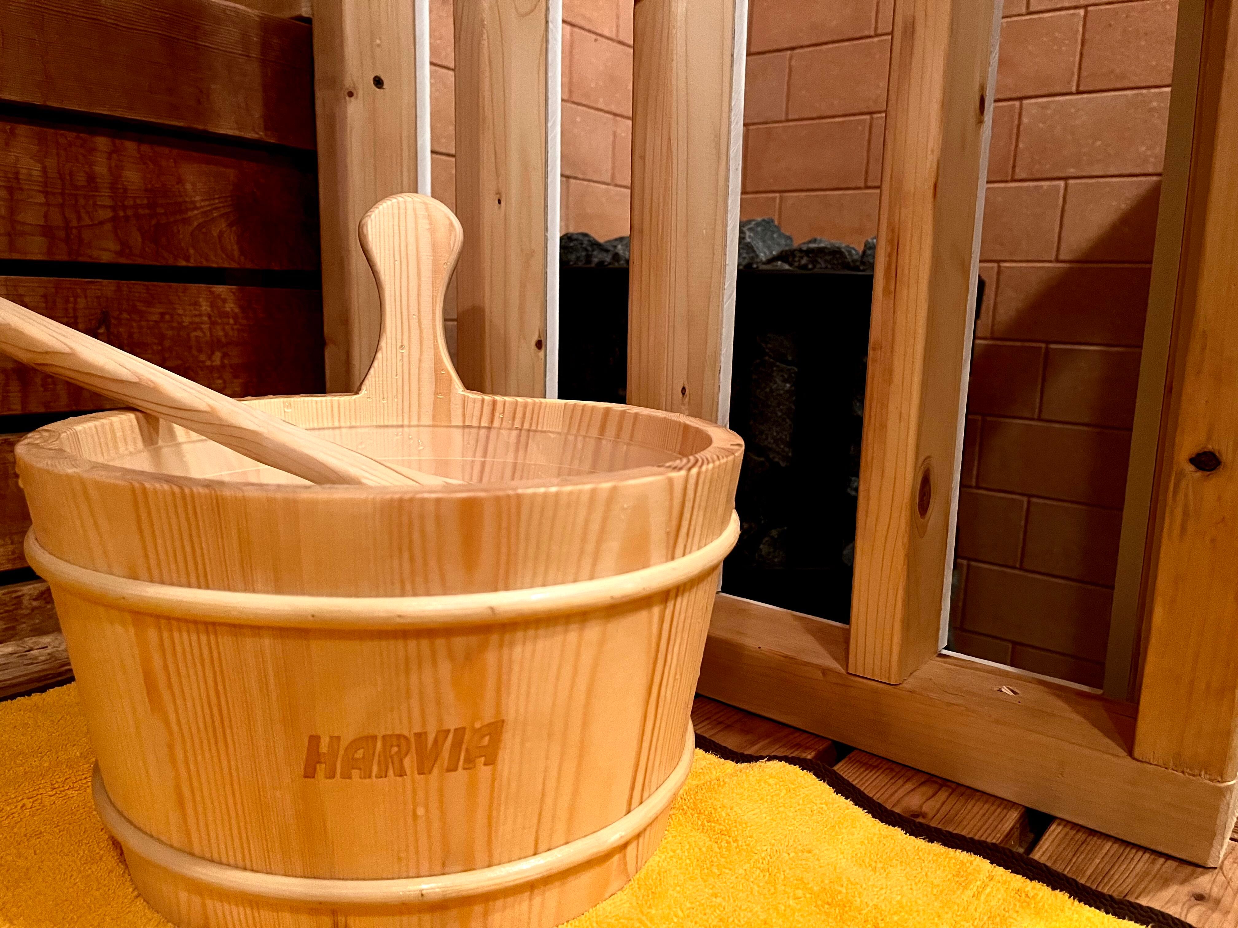 高温のサウナストーンに水を注ぎ、立ち上る蒸気と熱波で発汗を促すロウリュサウナ。