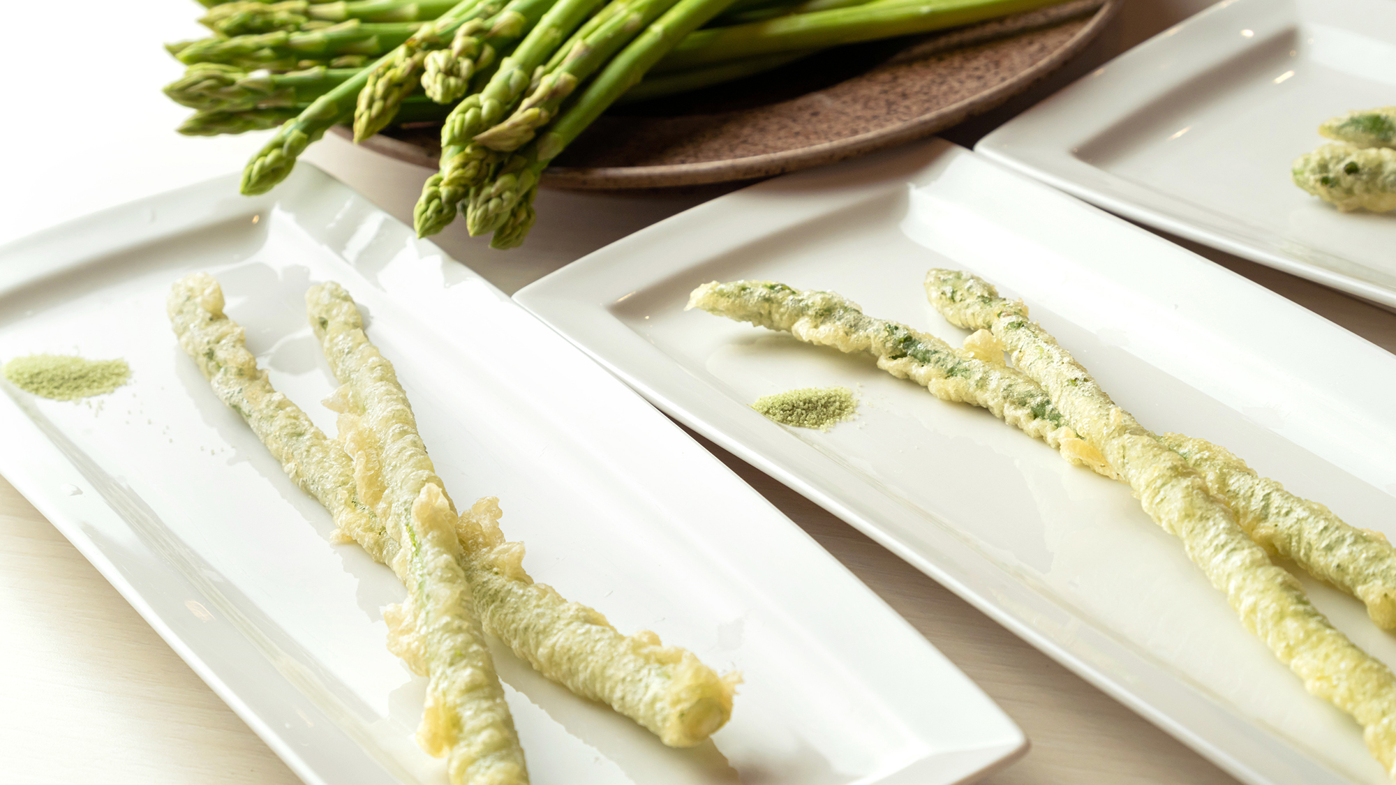 【夕食ビュッフェ‐メニュー例】アスパラなど、素材そのものの味が濃い「北海道野菜」を天ぷらに