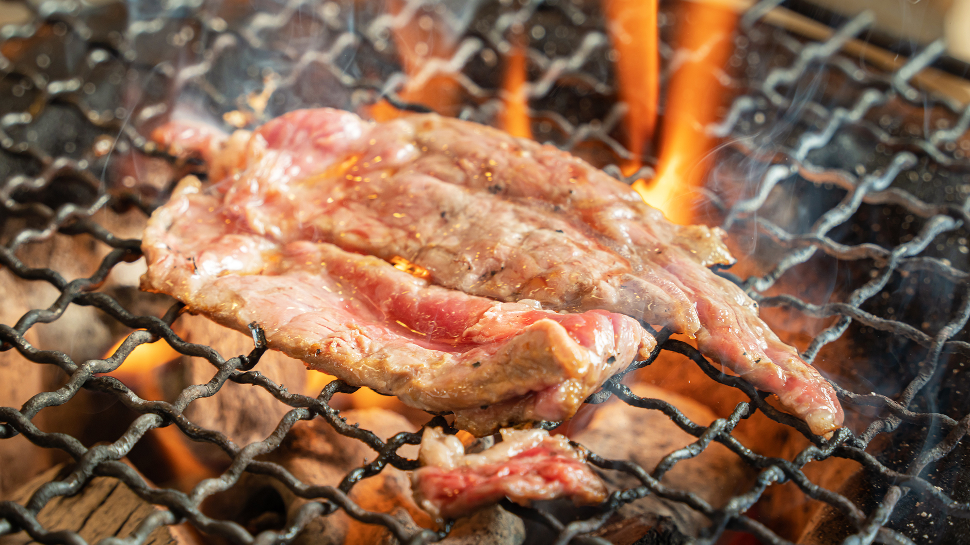【夕食ビュッフェ‐メニュー例】旨味が逃げないよう、炭火でじっくりと焼き上げる「牛ステーキ」