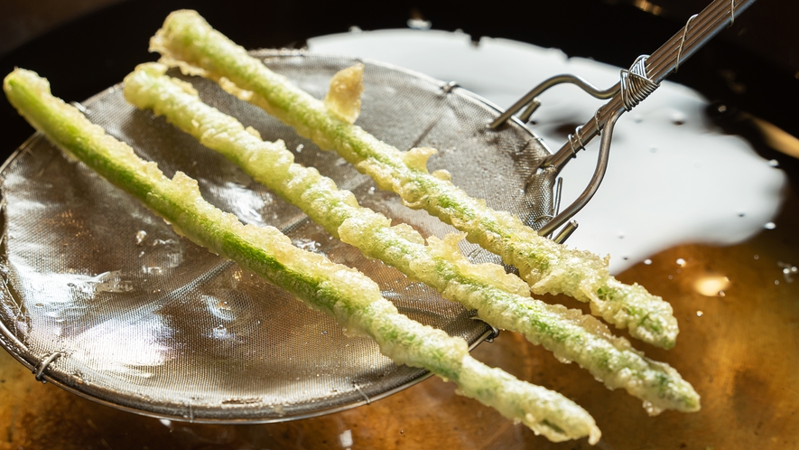 【夕食ビュッフェ‐メニュー例】アスパラなど、素材そのものの味が濃い「北海道野菜」を天ぷらに