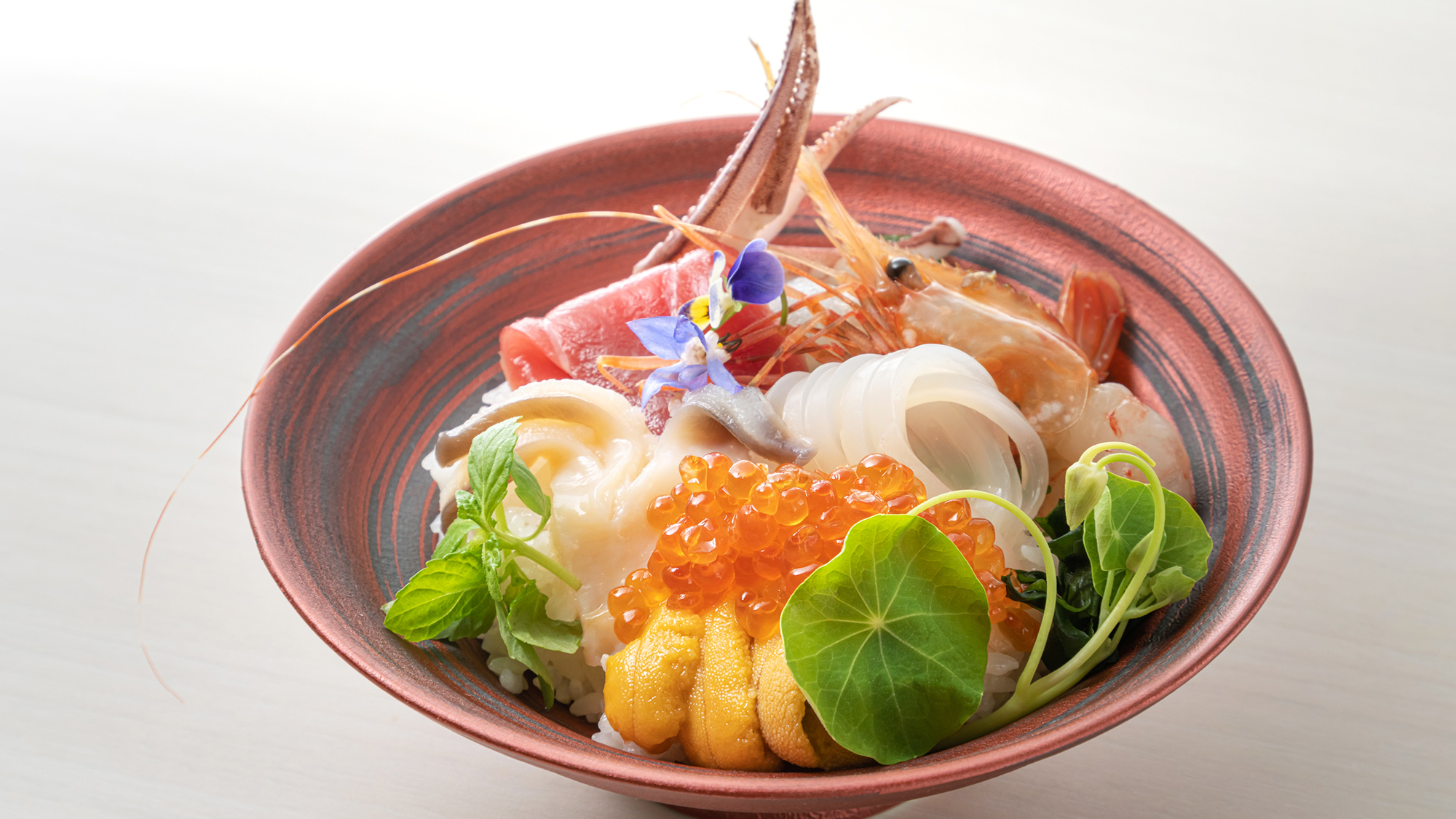 ＜メインは旬の海鮮丼♪＞鮮魚に貝、ウニなど、北海道の海の幸は「歯応えと味の濃さ」が違うんです！