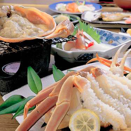 プリプリの甘みたっぷりのカニ刺し、焼ガニ、甲羅みその付いたカニ会席