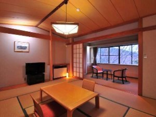 ワンちゃんのびのび・私うっとり。窓の外に箱根の山と森を望む寛ぎの和室です。