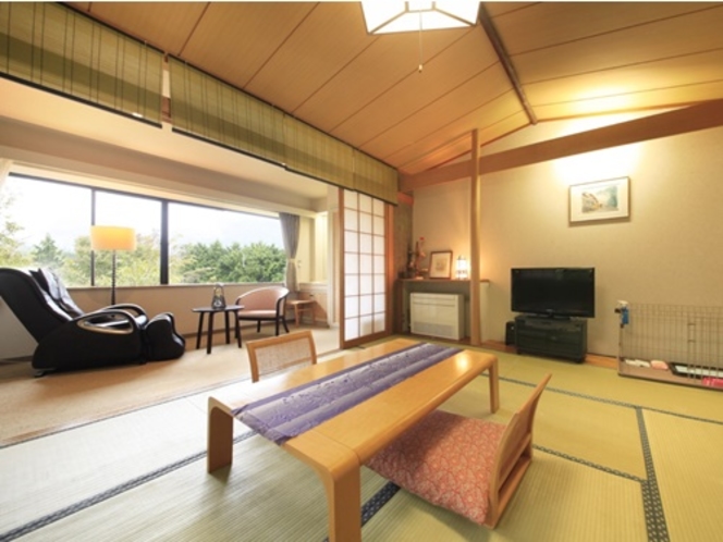全６室とも箱根の山と森を望む寛ぎの和室。＊無料マッサージチェアも全室に完備