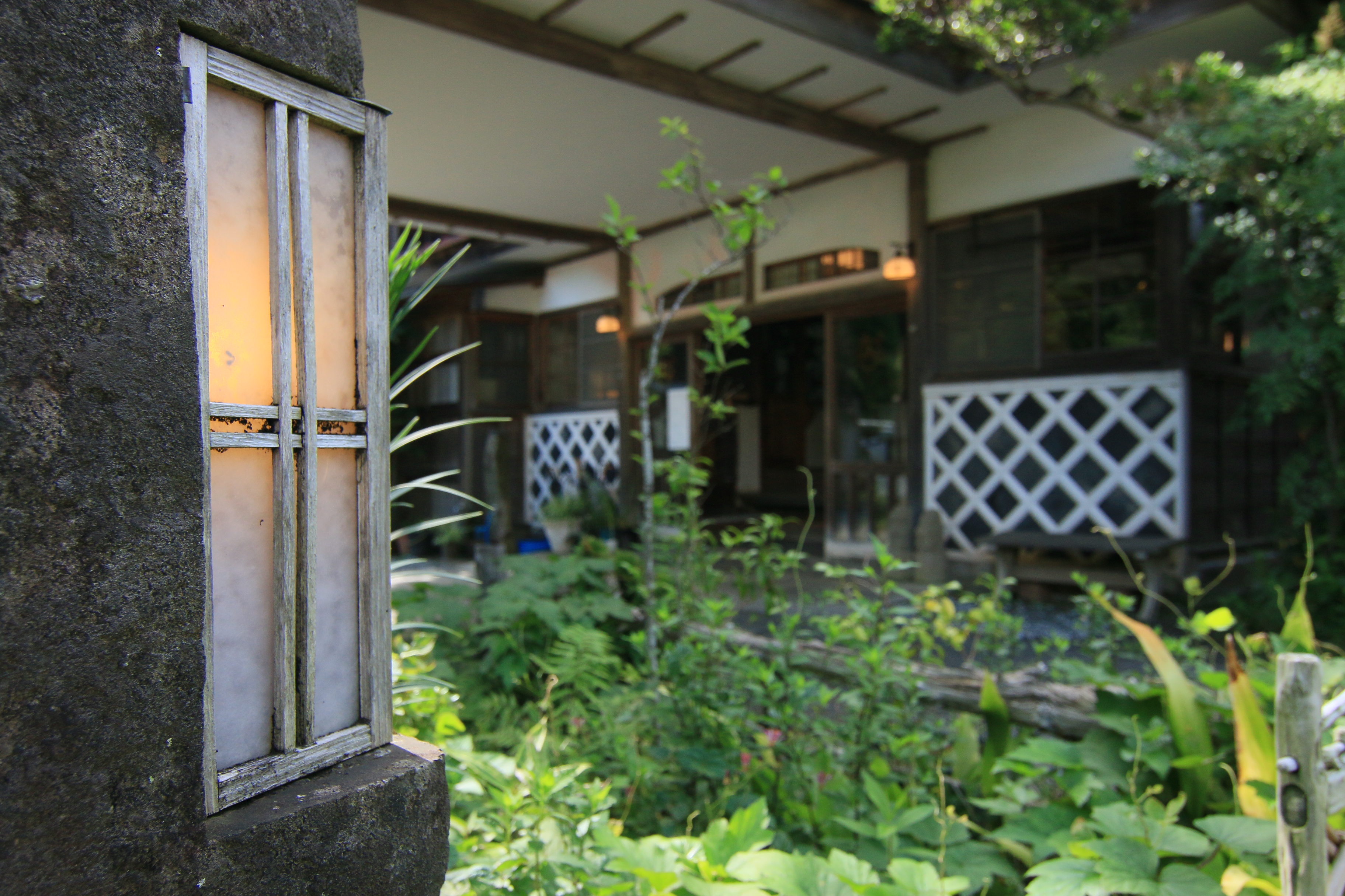 四季の花が彩る玄関前のお庭から。