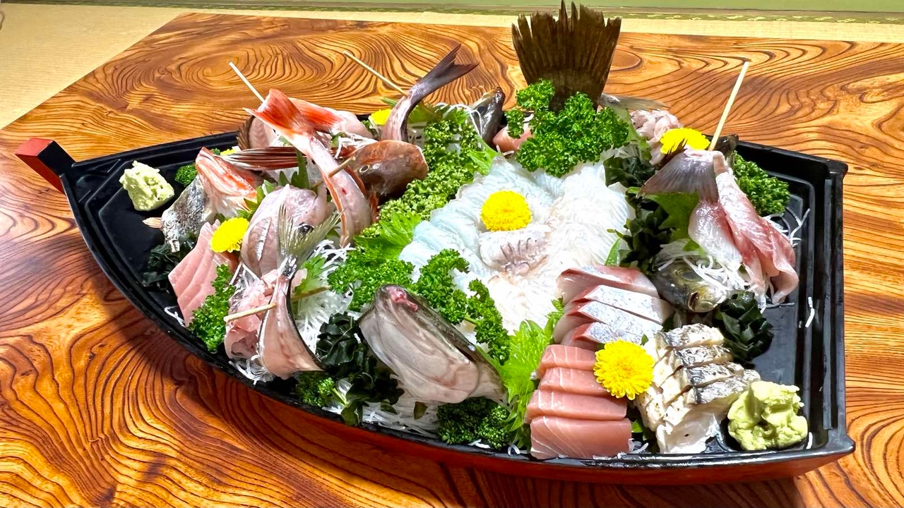 作五郎丸の夕食。テーブルを覆う地魚の舟盛り