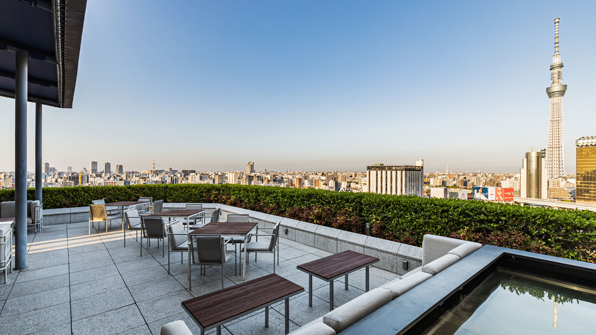 T terrace (14F) 目の前には東京スカイツリー（R)や浅草の街並みが広がる。