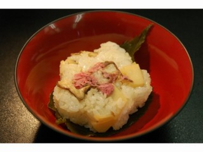 桜の塩漬けが一足早い春の　桜寿司